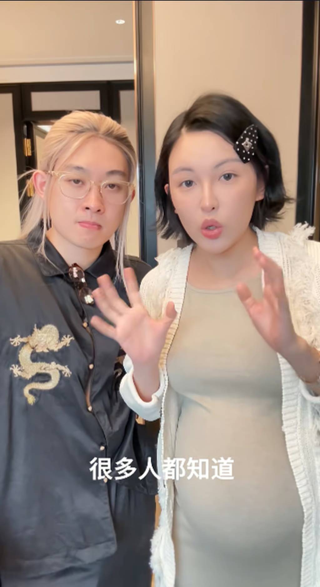 Mẹ mải chụp ảnh, con trai l&agrave;m vỡ chiếc vương miện hơn 7 tỷ đồng- Ảnh 2.