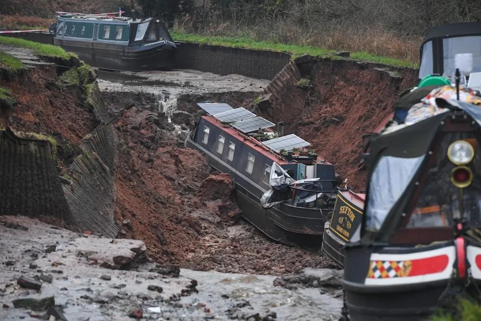 "Hố tử thần" nuốt chửng thuyền b&egrave;, cả thị trấn n&aacute;o loạn- Ảnh 3.