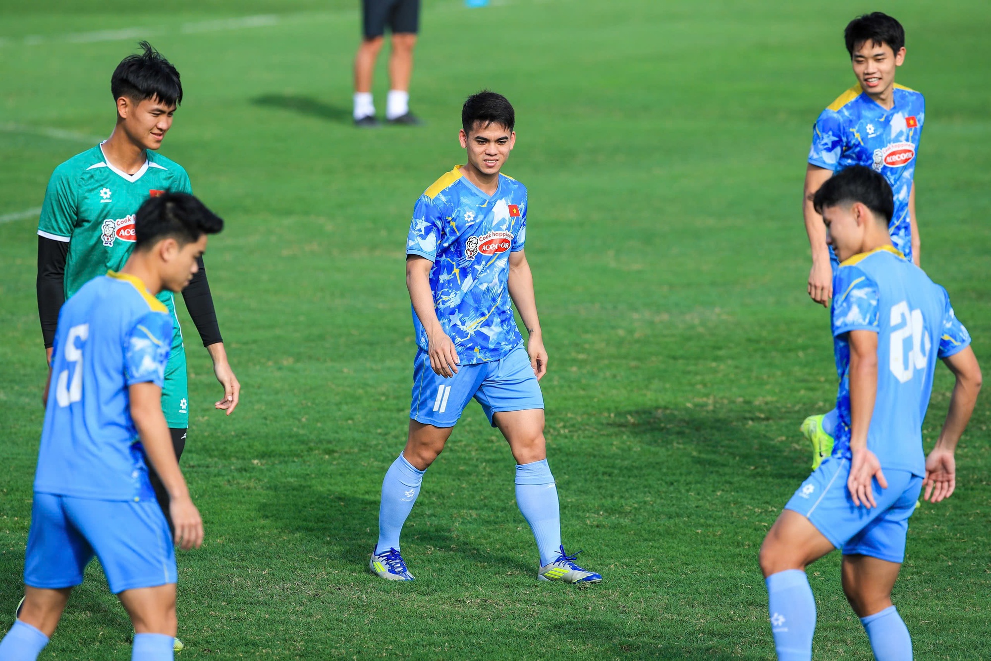 D&agrave;n trai đẹp U22 Việt Nam khoe visual s&aacute;ng bừng, Đ&igrave;nh Bắc tươi r&oacute;i trong buổi tập chuẩn bị cho giải U23 ch&acirc;u &Aacute;- Ảnh 7.