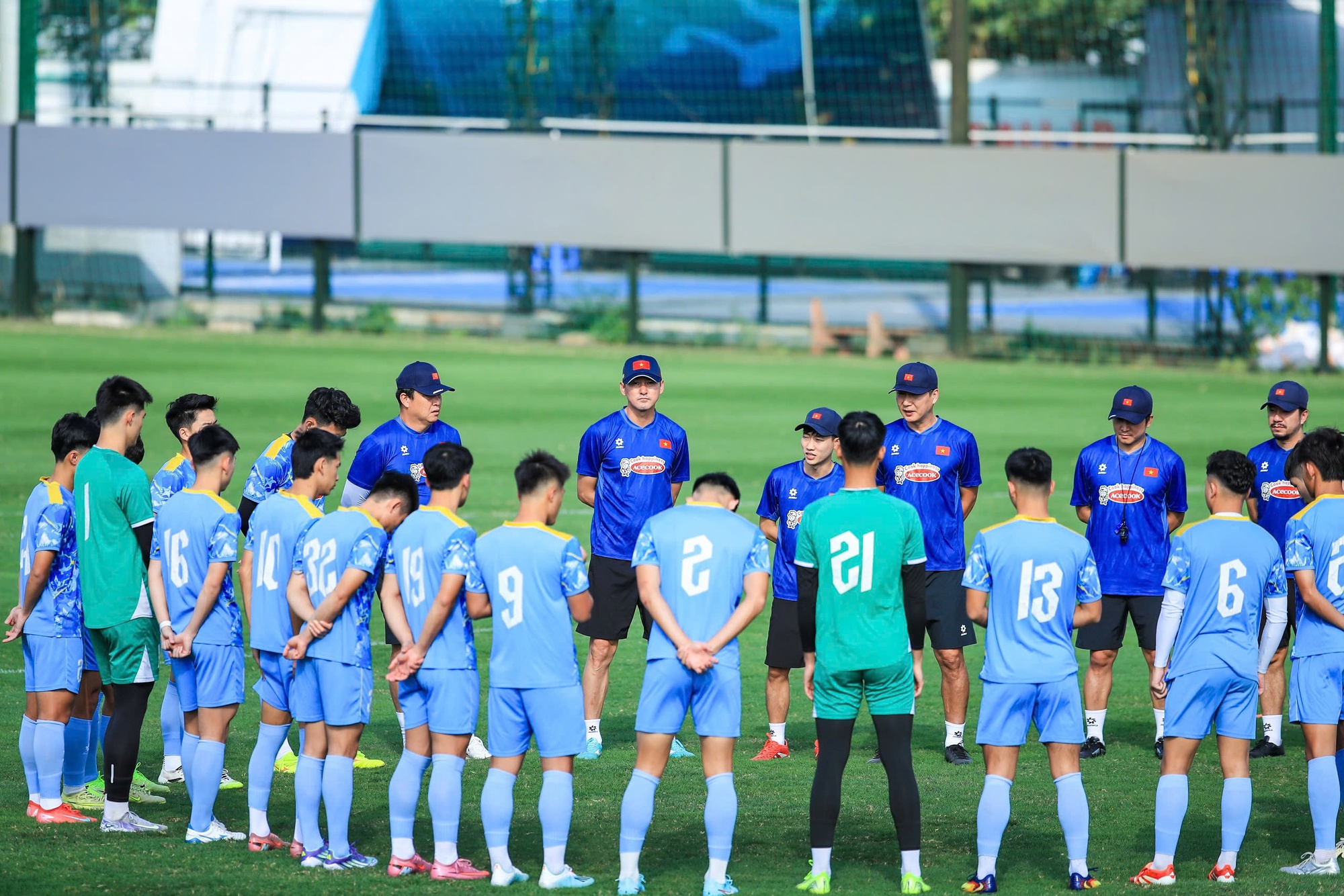 D&agrave;n trai đẹp U22 Việt Nam khoe visual s&aacute;ng bừng, Đ&igrave;nh Bắc tươi r&oacute;i trong buổi tập chuẩn bị cho giải U23 ch&acirc;u &Aacute;- Ảnh 1.