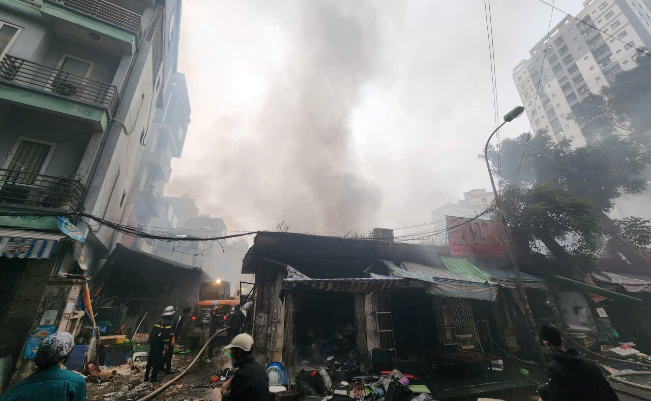 Ch&aacute;y chợ Xanh Định C&ocirc;ng, nhiều gian h&agrave;ng bị thi&ecirc;u rụi- Ảnh 2.