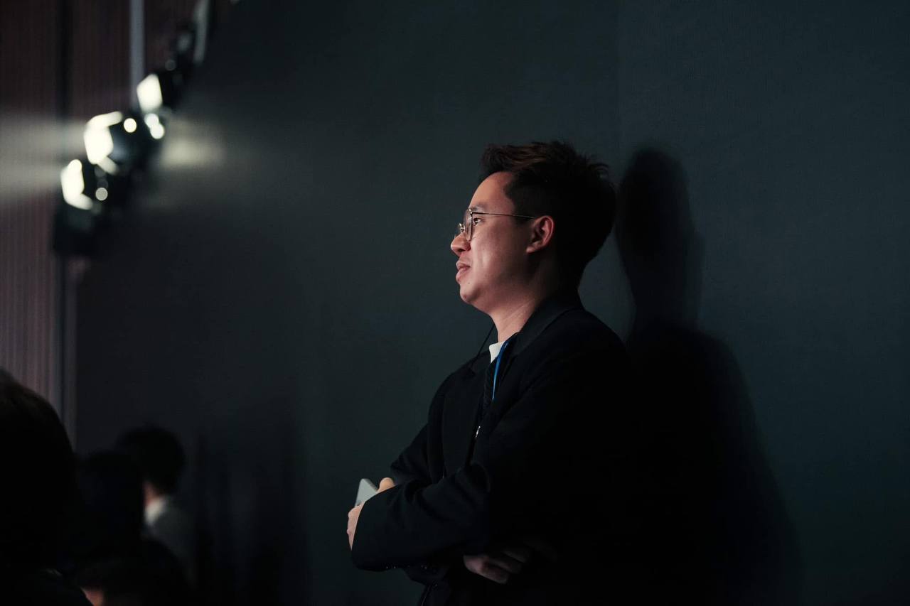 Đạo diễn Linh Nguyễn: Với WeYoung, ch&uacute;ng t&ocirc;i kh&ocirc;ng cố &ldquo;định nghĩa&rdquo; người trẻ. Khi người trẻ kh&ocirc;ng bị &eacute;p v&agrave;o một khu&ocirc;n mẫu, họ sẽ tự nhi&ecirc;n tỏa s&aacute;ng- Ảnh 8.