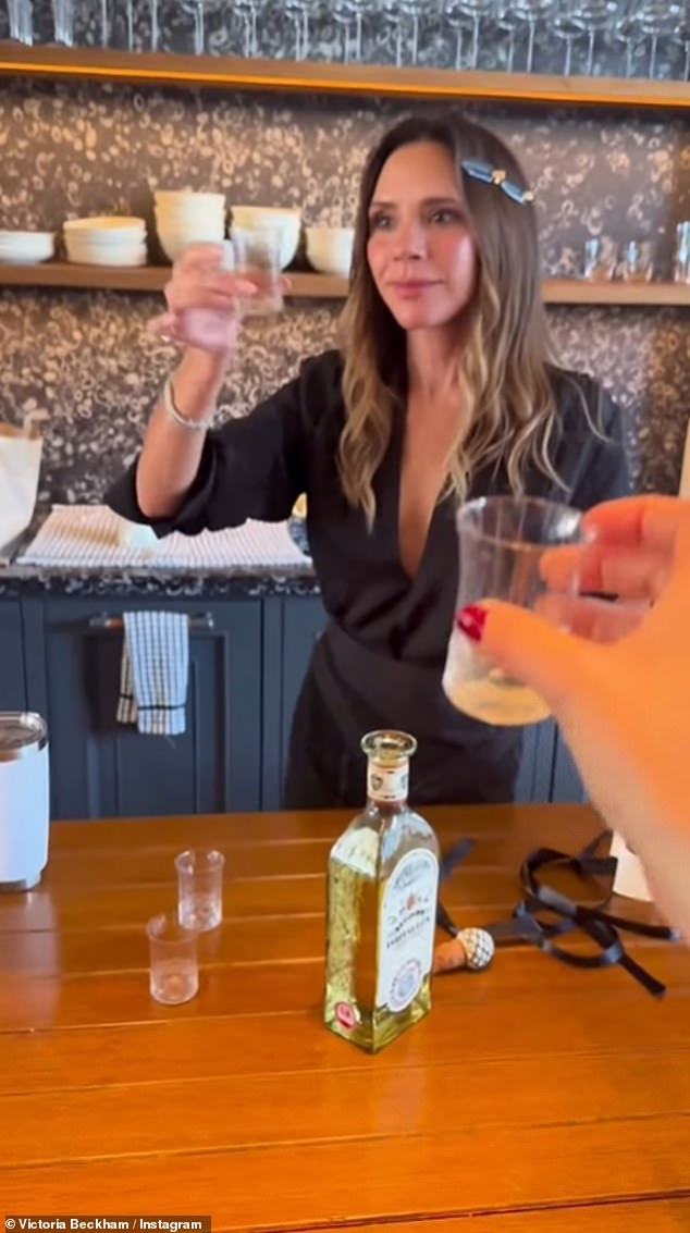 Động th&aacute;i g&acirc;y ch&uacute; &yacute; của Victoria Beckham khi bị con cả bất hiếu 