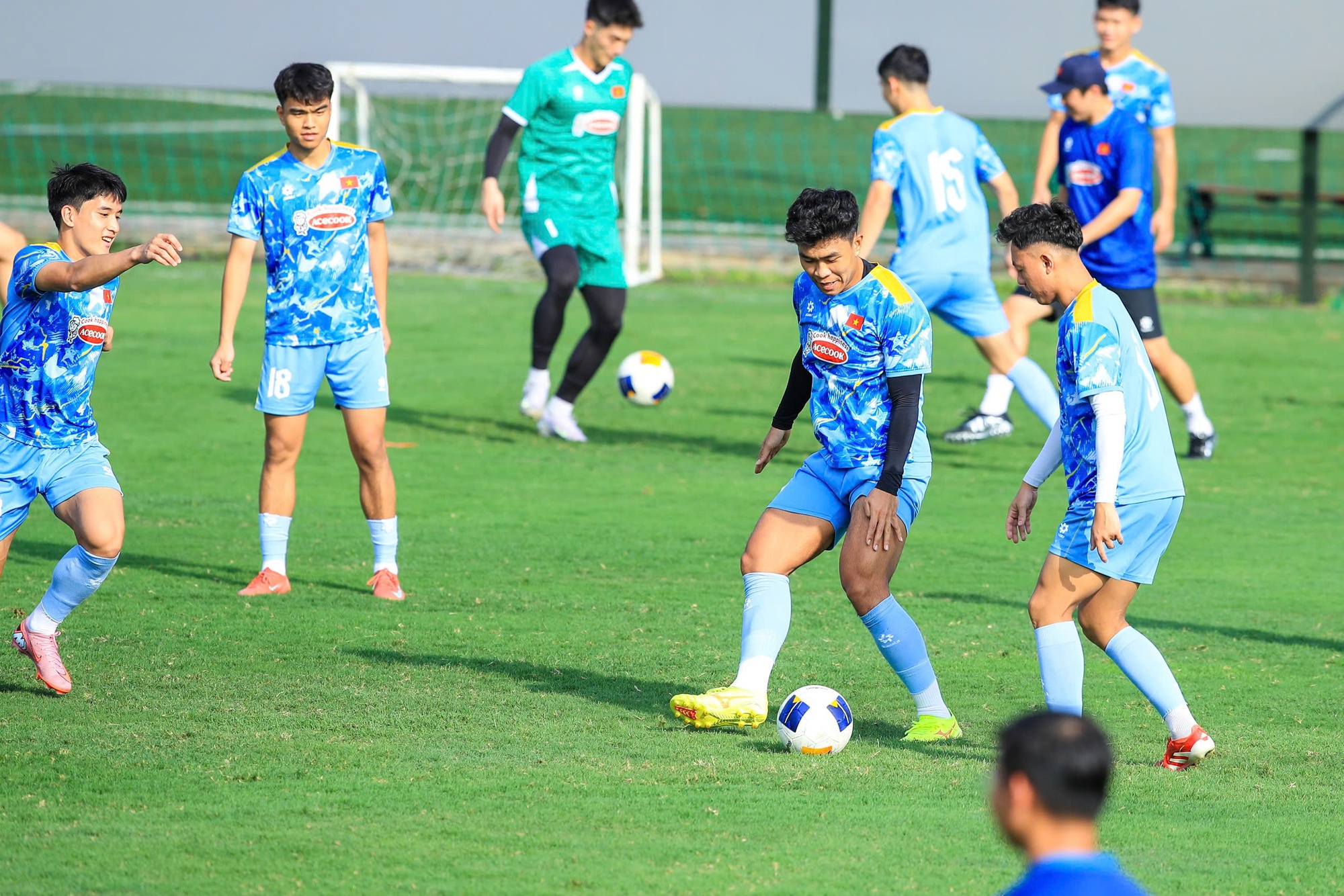 D&agrave;n trai đẹp U22 Việt Nam khoe visual s&aacute;ng bừng, Đ&igrave;nh Bắc tươi r&oacute;i trong buổi tập chuẩn bị cho giải U23 ch&acirc;u &Aacute;- Ảnh 12.