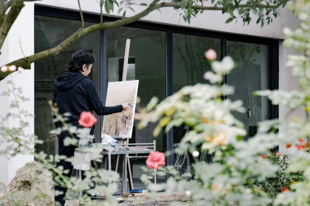 Nam nghệ sĩ x&acirc;y biệt thự ở ẩn, U80 sống &ldquo;lẻ b&oacute;ng&rdquo;: Kh&ocirc;ng nghỉ hưu, thức đến 4h s&aacute;ng l&agrave;m việc vẫn h&agrave;i l&ograve;ng- Ảnh 11.