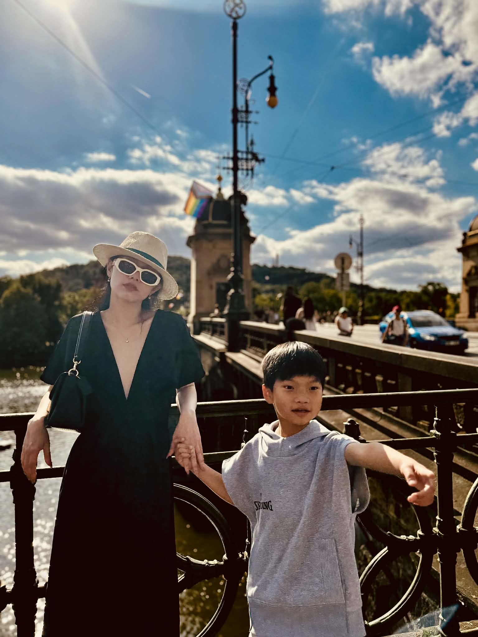 Cậu bé mới 9 tuổi đã đi qua 16 quốc gia, học nhảy lớp: Bị thị phi vì... quá giỏi liền được mẹ động viên 1 câu cực thấm!- Ảnh 4.