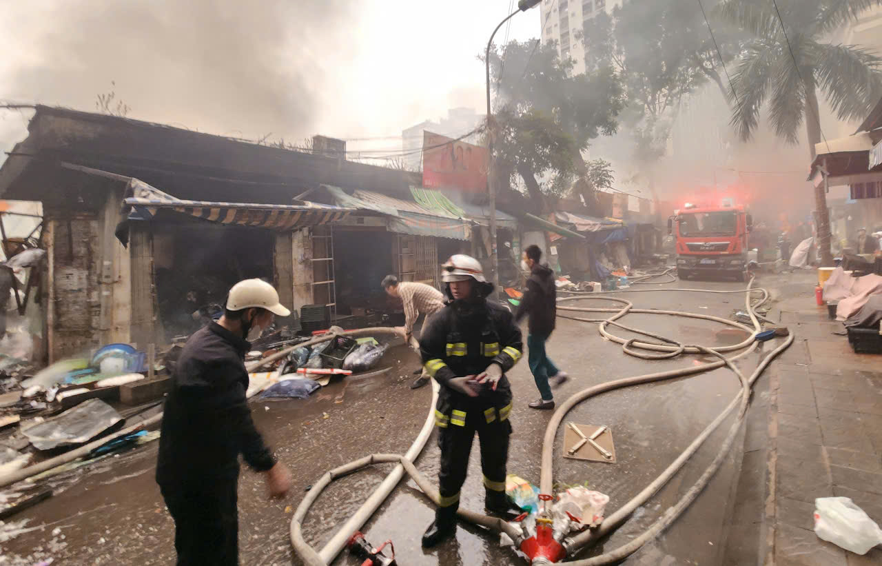 Ch&aacute;y chợ Xanh Định C&ocirc;ng, nhiều gian h&agrave;ng bị thi&ecirc;u rụi- Ảnh 3.