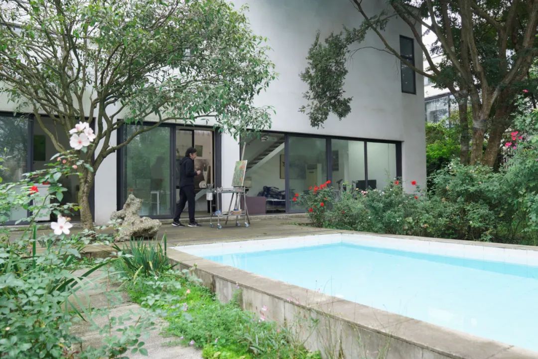 Nam nghệ sĩ x&acirc;y biệt thự ở ẩn, U80 sống &ldquo;lẻ b&oacute;ng&rdquo;: Kh&ocirc;ng nghỉ hưu, thức đến 4h s&aacute;ng l&agrave;m việc vẫn h&agrave;i l&ograve;ng- Ảnh 4.