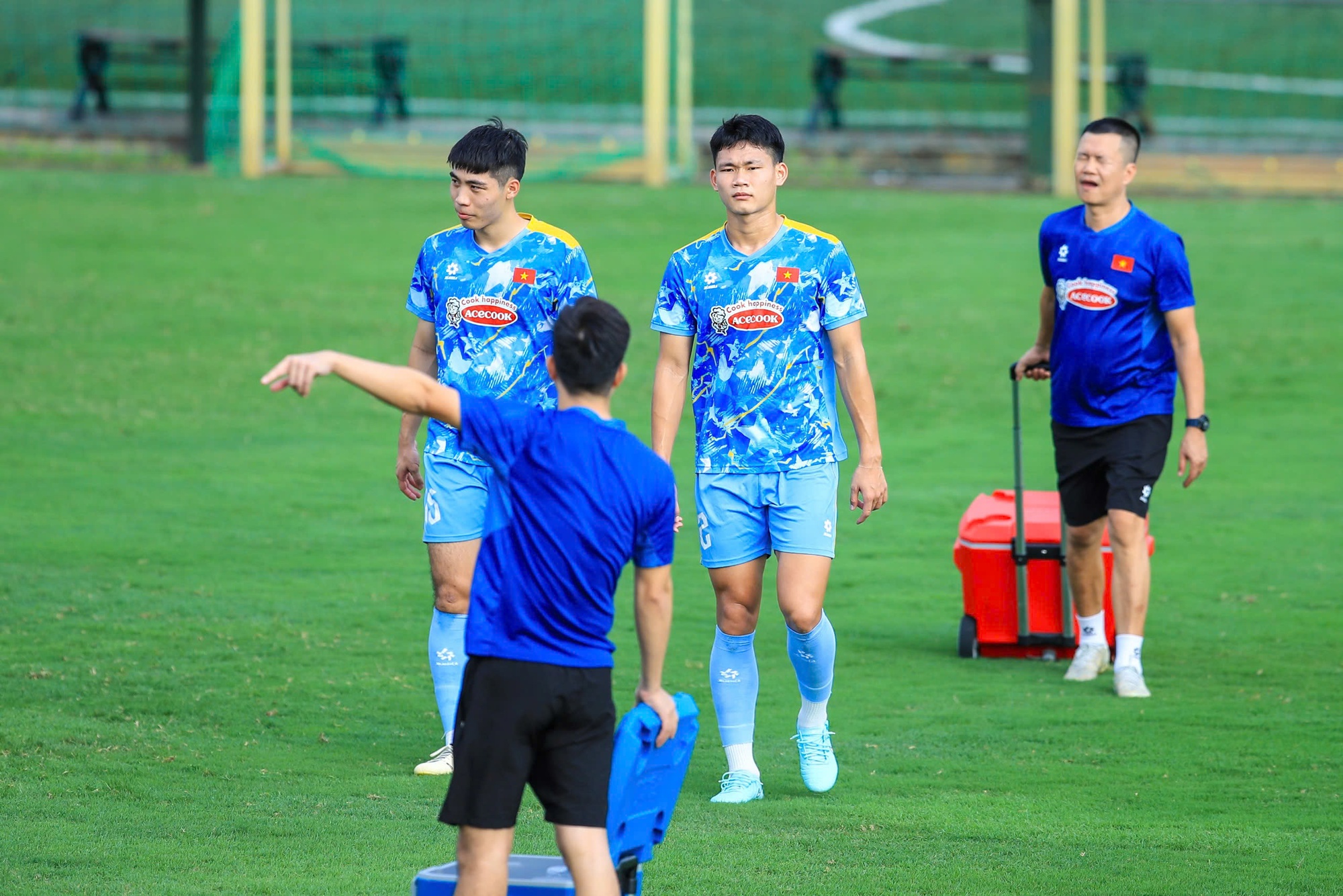 D&agrave;n trai đẹp U22 Việt Nam khoe visual s&aacute;ng bừng, Đ&igrave;nh Bắc tươi r&oacute;i trong buổi tập chuẩn bị cho giải U23 ch&acirc;u &Aacute;- Ảnh 11.