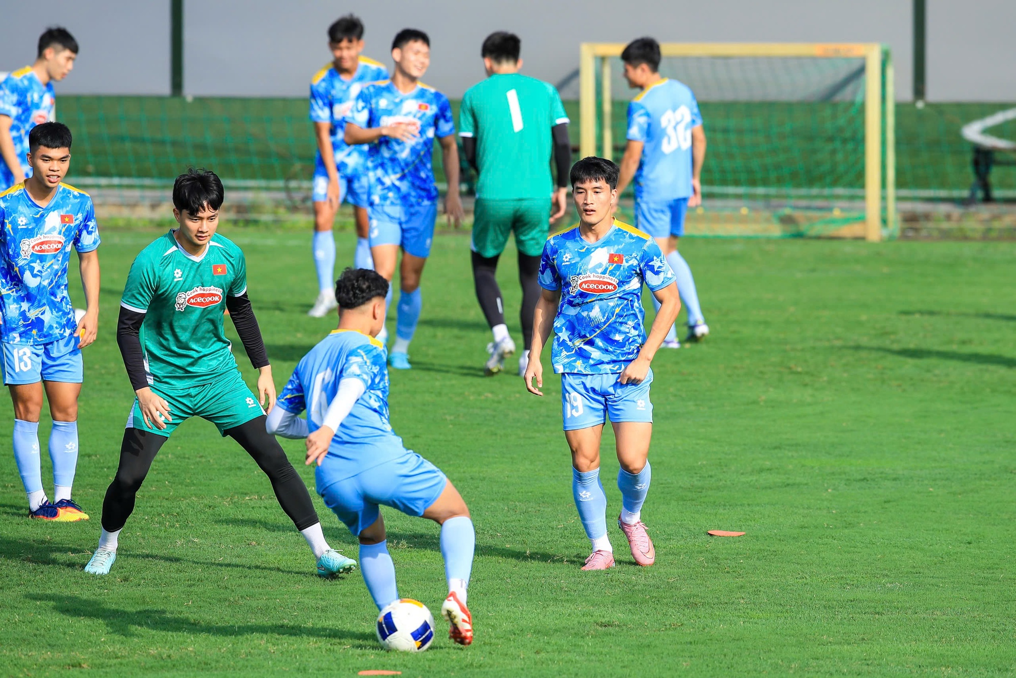 D&agrave;n trai đẹp U22 Việt Nam khoe visual s&aacute;ng bừng, Đ&igrave;nh Bắc tươi r&oacute;i trong buổi tập chuẩn bị cho giải U23 ch&acirc;u &Aacute;- Ảnh 10.