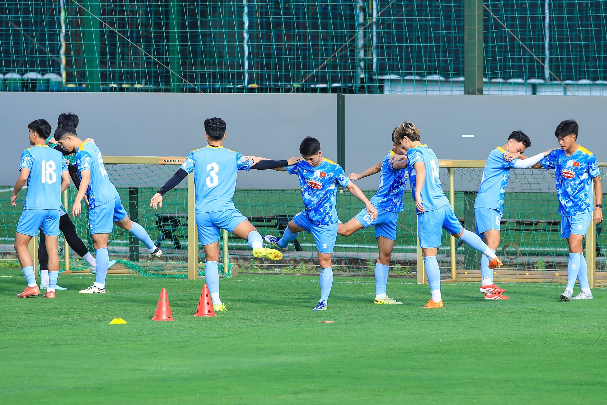 D&agrave;n trai đẹp U22 Việt Nam khoe visual s&aacute;ng bừng, Đ&igrave;nh Bắc tươi r&oacute;i trong buổi tập chuẩn bị cho giải U23 ch&acirc;u &Aacute;- Ảnh 9.