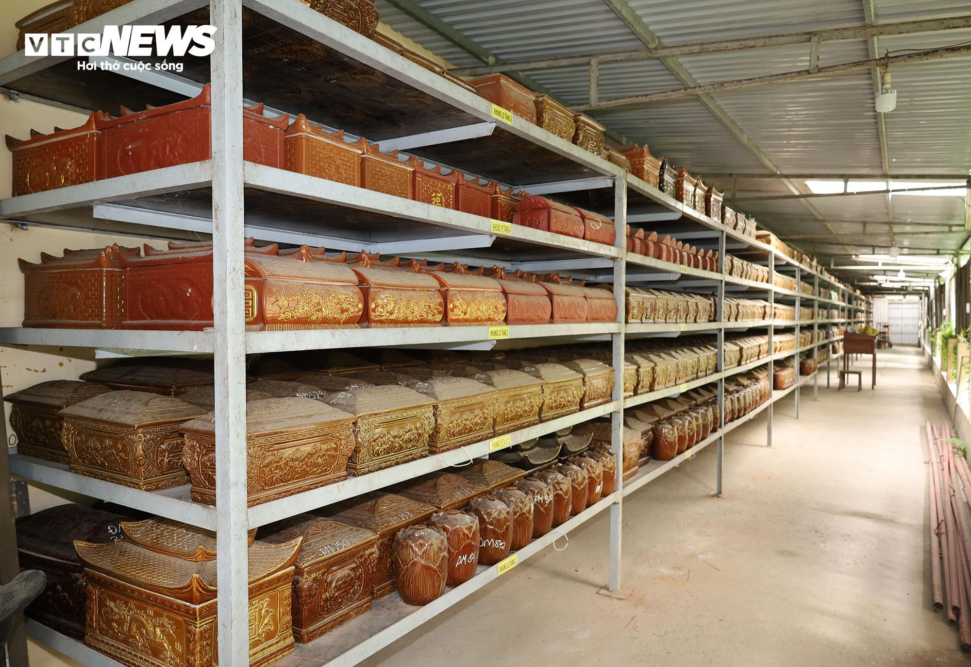 Hơn 1.800 bộ tro cốt v&ocirc; danh được đặt tạm bợ tại nghĩa trang lớn nhất Hải Ph&ograve;ng- Ảnh 3.