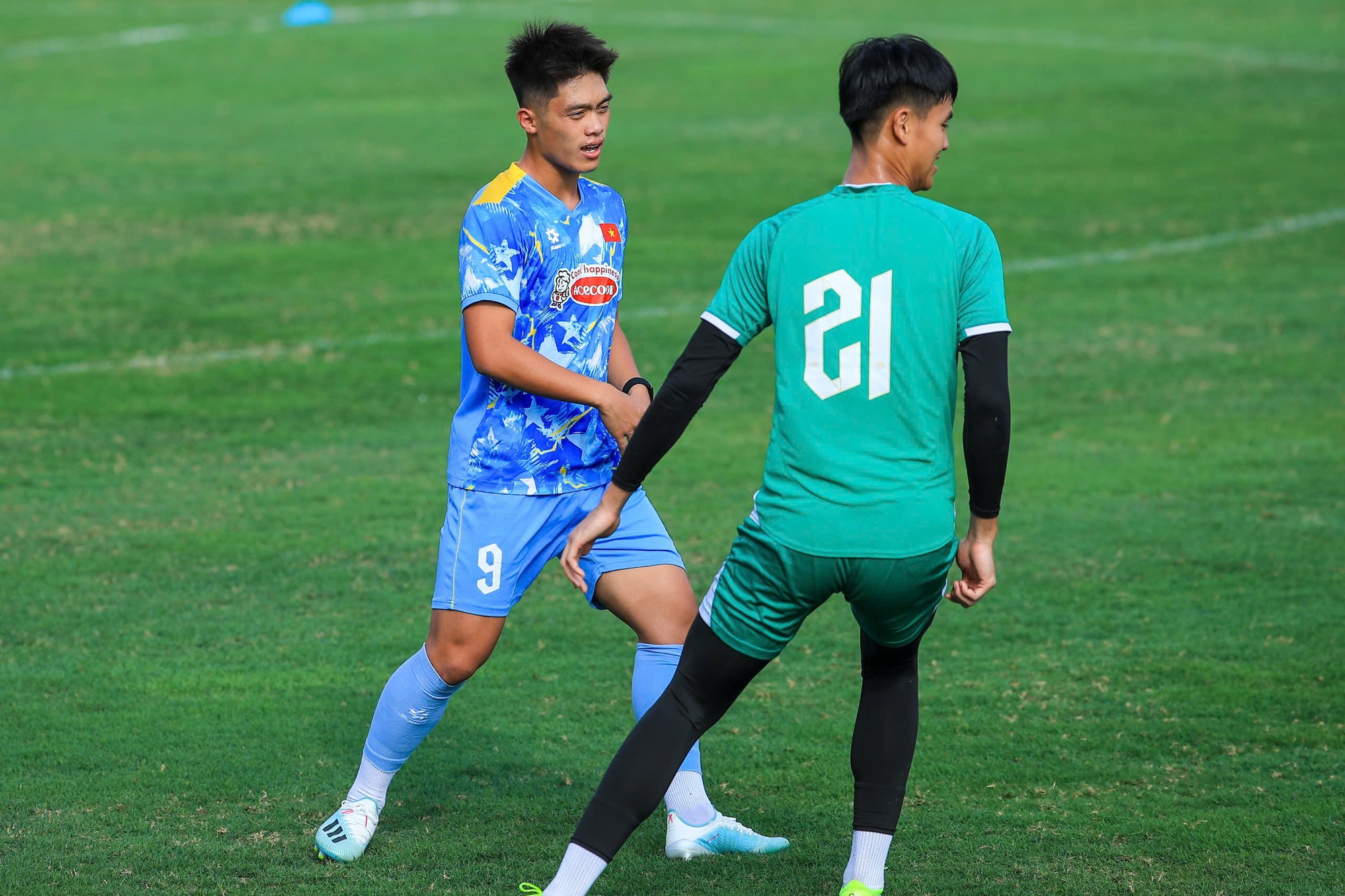 D&agrave;n trai đẹp U22 Việt Nam khoe visual s&aacute;ng bừng, Đ&igrave;nh Bắc tươi r&oacute;i trong buổi tập chuẩn bị cho giải U23 ch&acirc;u &Aacute;- Ảnh 6.