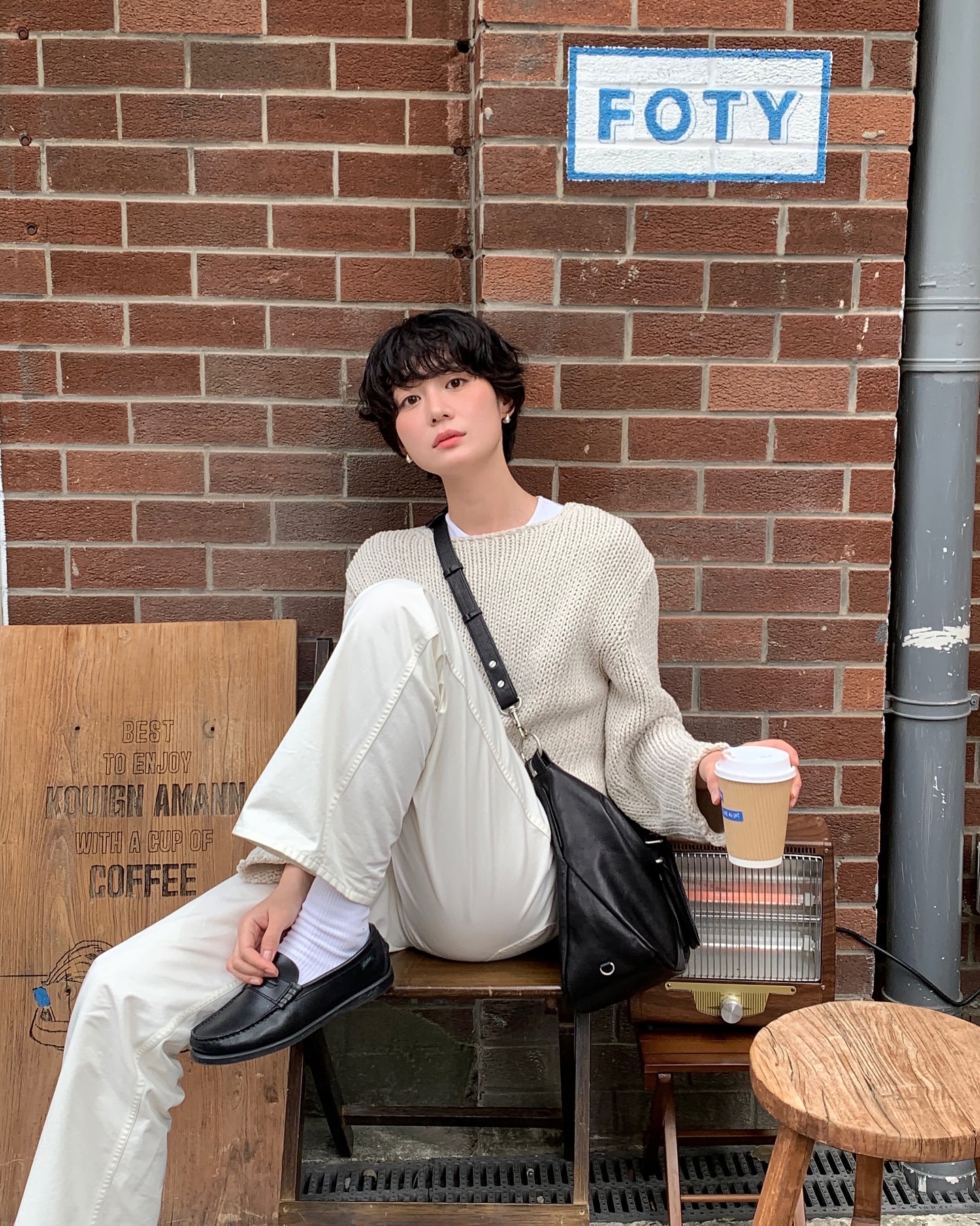 &Aacute;o len m&agrave;u trung t&iacute;nh c&oacute; 5 c&aacute;ch mặc đơn giản, nhưng s&agrave;nh điệu hết mức- Ảnh 1.