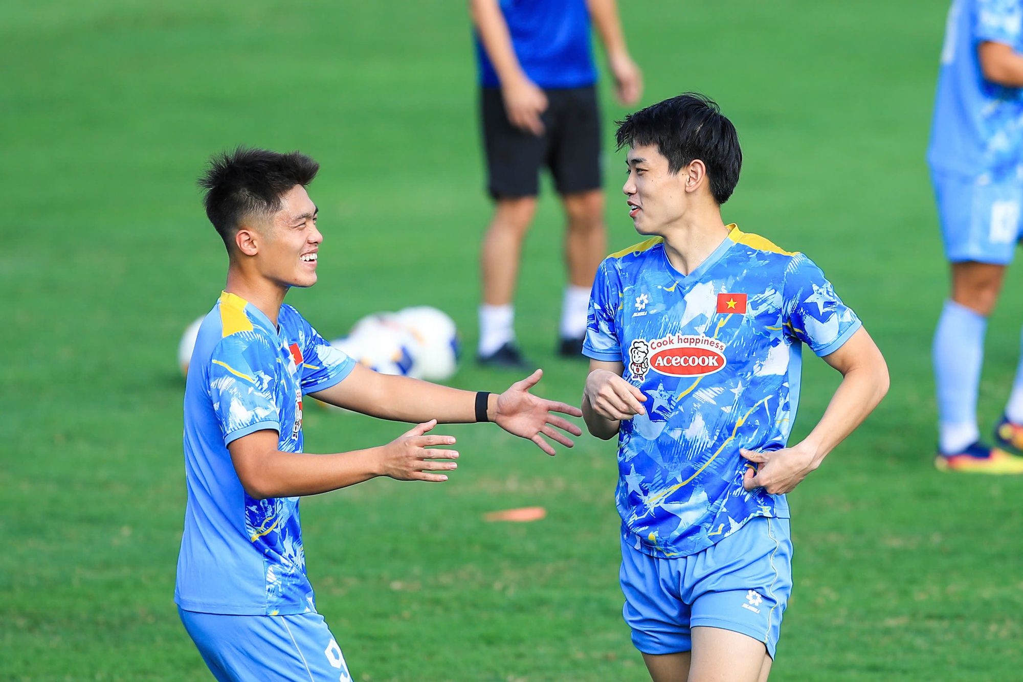 D&agrave;n trai đẹp U22 Việt Nam khoe visual s&aacute;ng bừng, Đ&igrave;nh Bắc tươi r&oacute;i trong buổi tập chuẩn bị cho giải U23 ch&acirc;u &Aacute;- Ảnh 4.