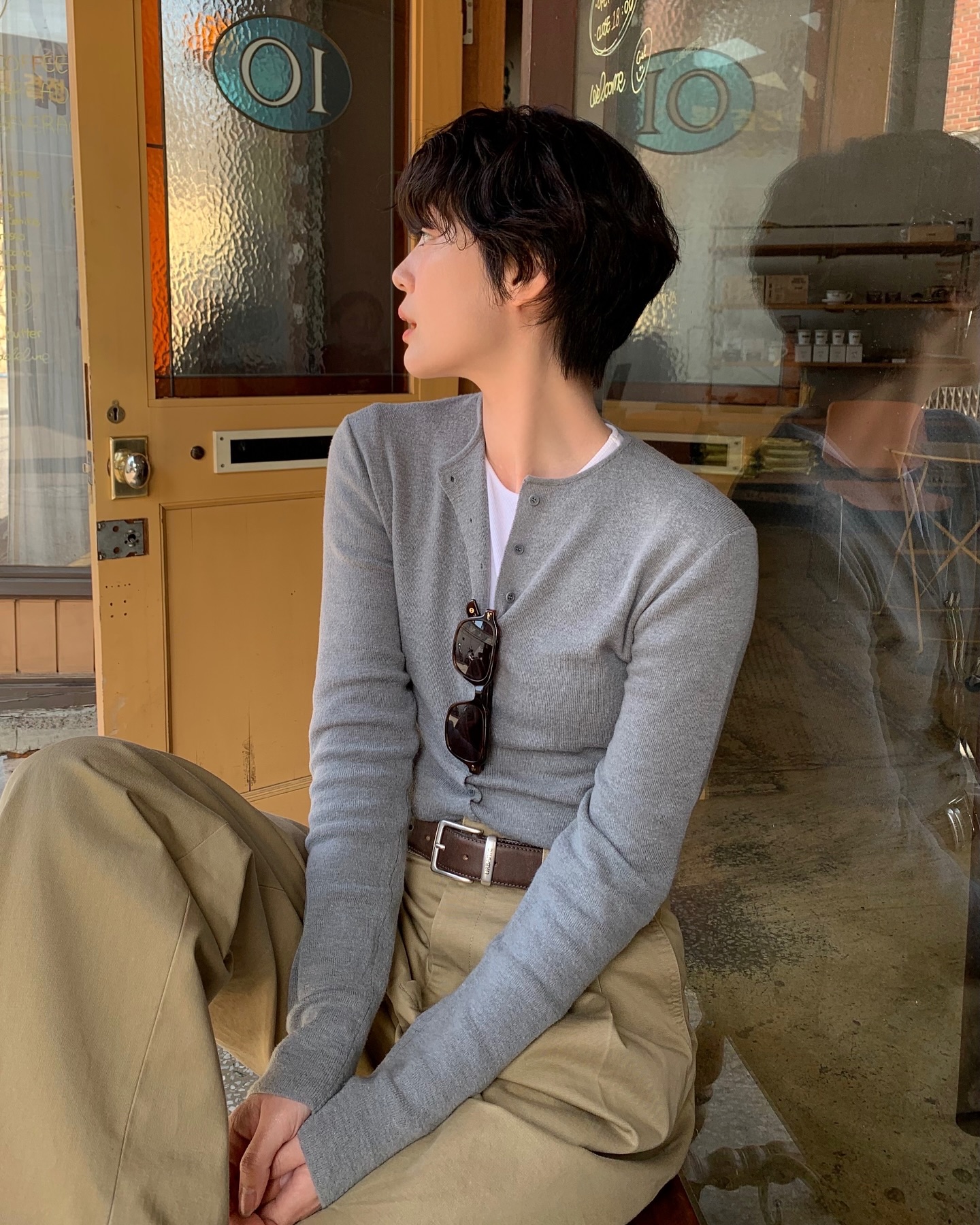 &Aacute;o len m&agrave;u trung t&iacute;nh c&oacute; 5 c&aacute;ch mặc đơn giản, nhưng s&agrave;nh điệu hết mức- Ảnh 4.