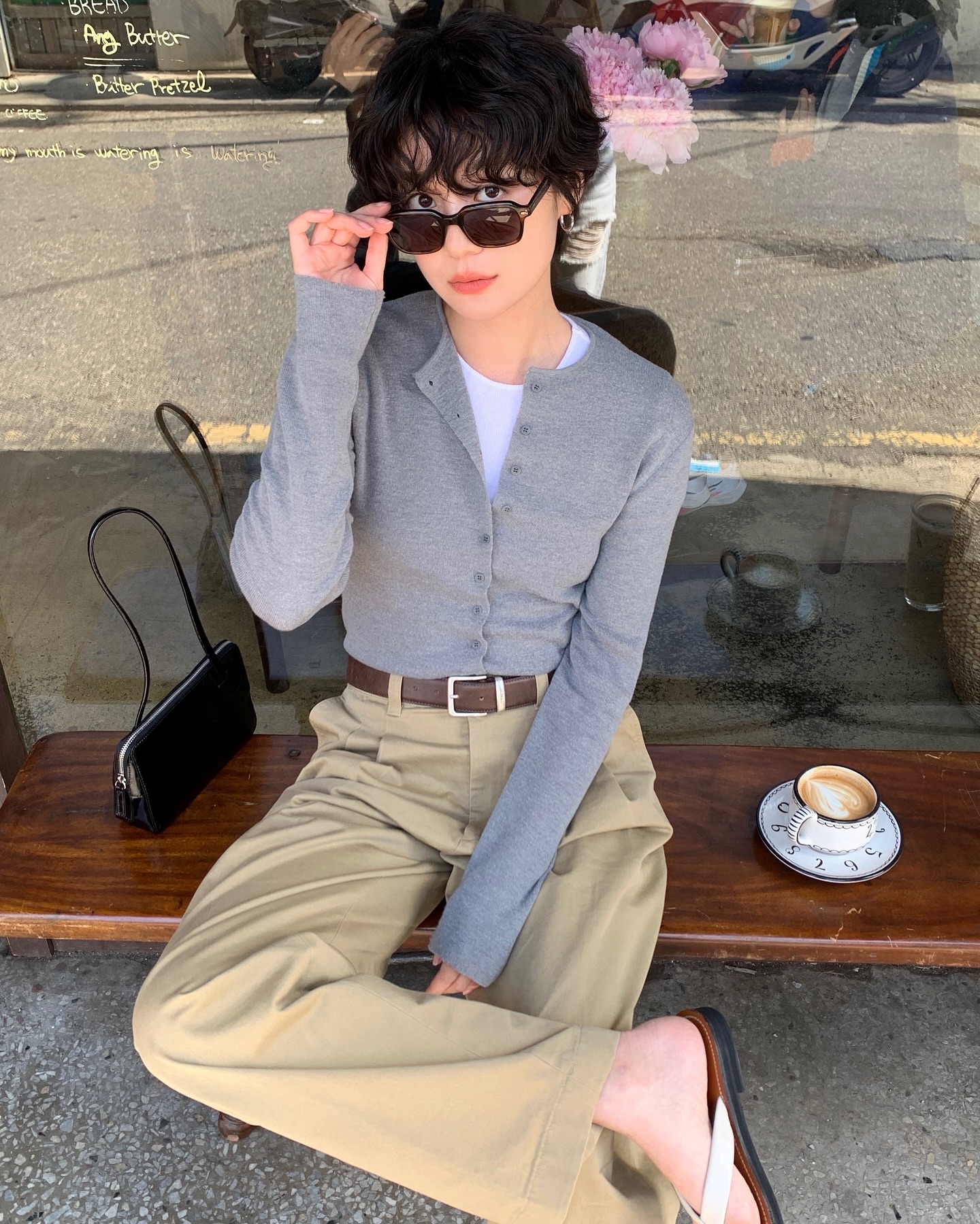 &Aacute;o len m&agrave;u trung t&iacute;nh c&oacute; 5 c&aacute;ch mặc đơn giản, nhưng s&agrave;nh điệu hết mức- Ảnh 5.