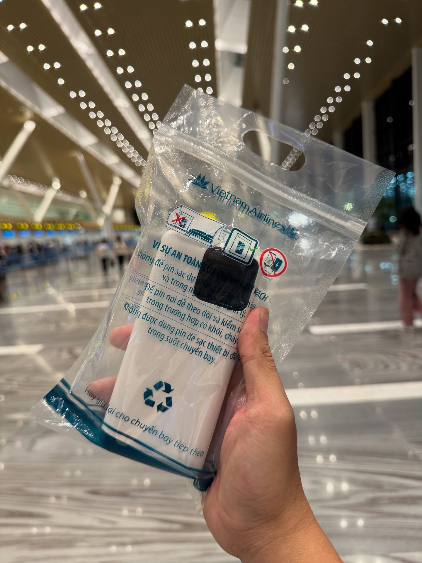 Vietnam Airlines ph&aacute;t 1 chiếc t&uacute;i nhỏ để giữ an to&agrave;n, từ đ&oacute; c&ocirc; g&aacute;i l&uacute;c n&agrave;o cũng mang khư khư theo b&ecirc;n người- Ảnh 2.
