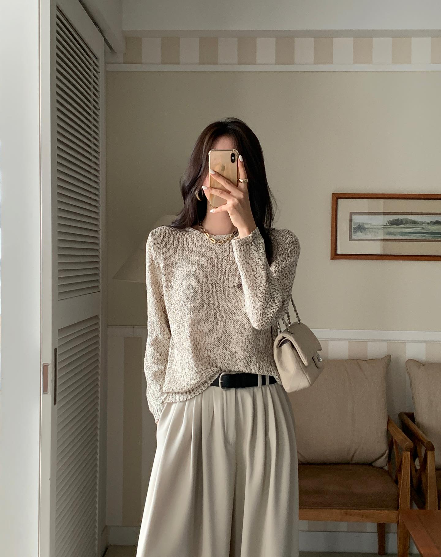 &Aacute;o len m&agrave;u trung t&iacute;nh c&oacute; 5 c&aacute;ch mặc đơn giản, nhưng s&agrave;nh điệu hết mức- Ảnh 9.