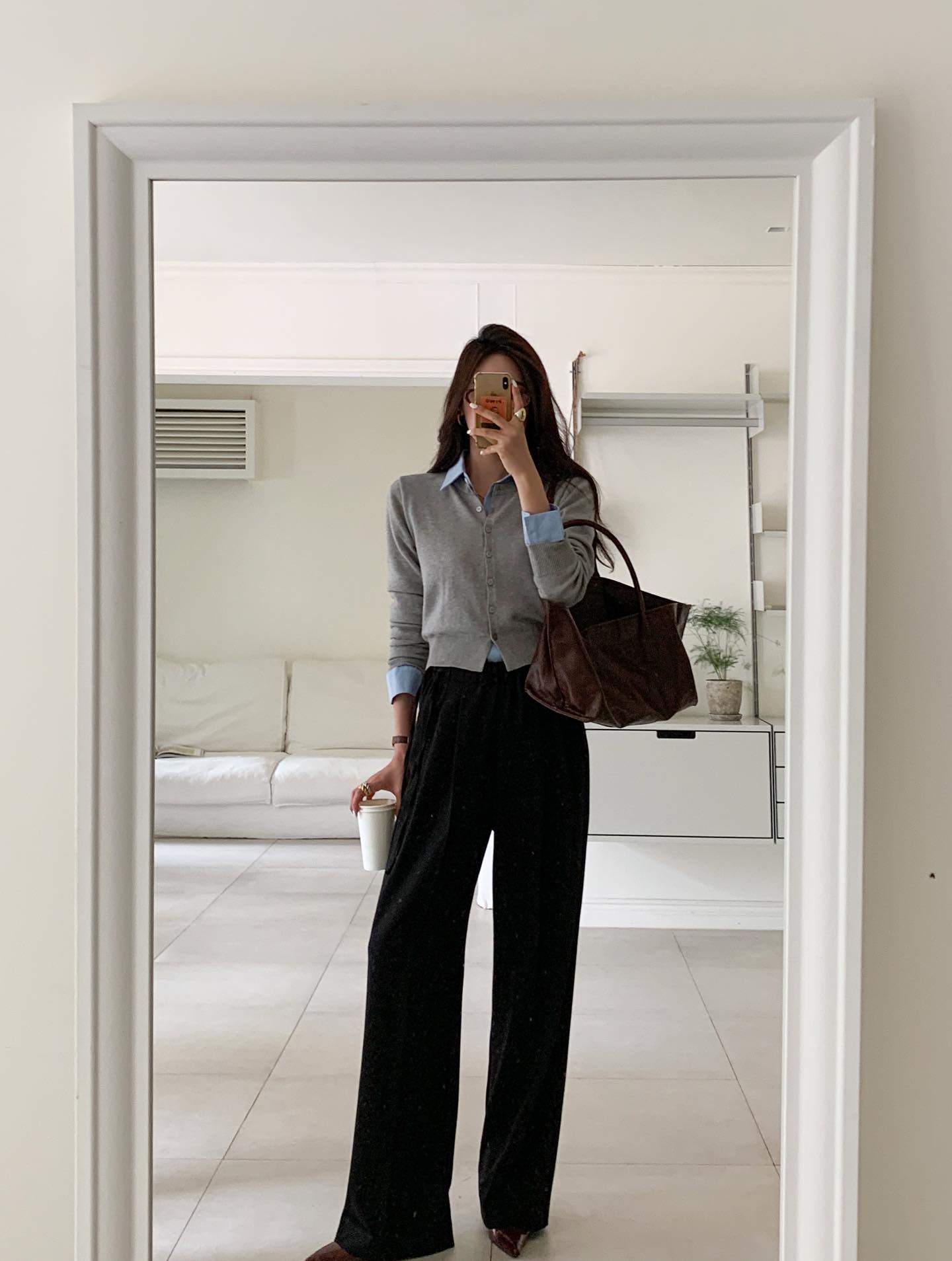 &Aacute;o len m&agrave;u trung t&iacute;nh c&oacute; 5 c&aacute;ch mặc đơn giản, nhưng s&agrave;nh điệu hết mức- Ảnh 8.