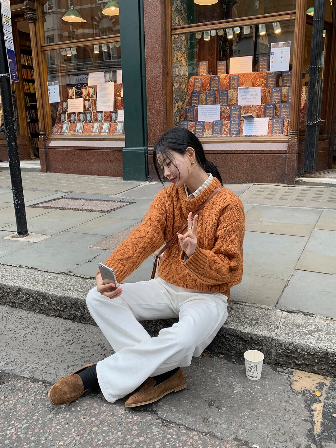 &Aacute;o len m&agrave;u trung t&iacute;nh c&oacute; 5 c&aacute;ch mặc đơn giản, nhưng s&agrave;nh điệu hết mức- Ảnh 2.