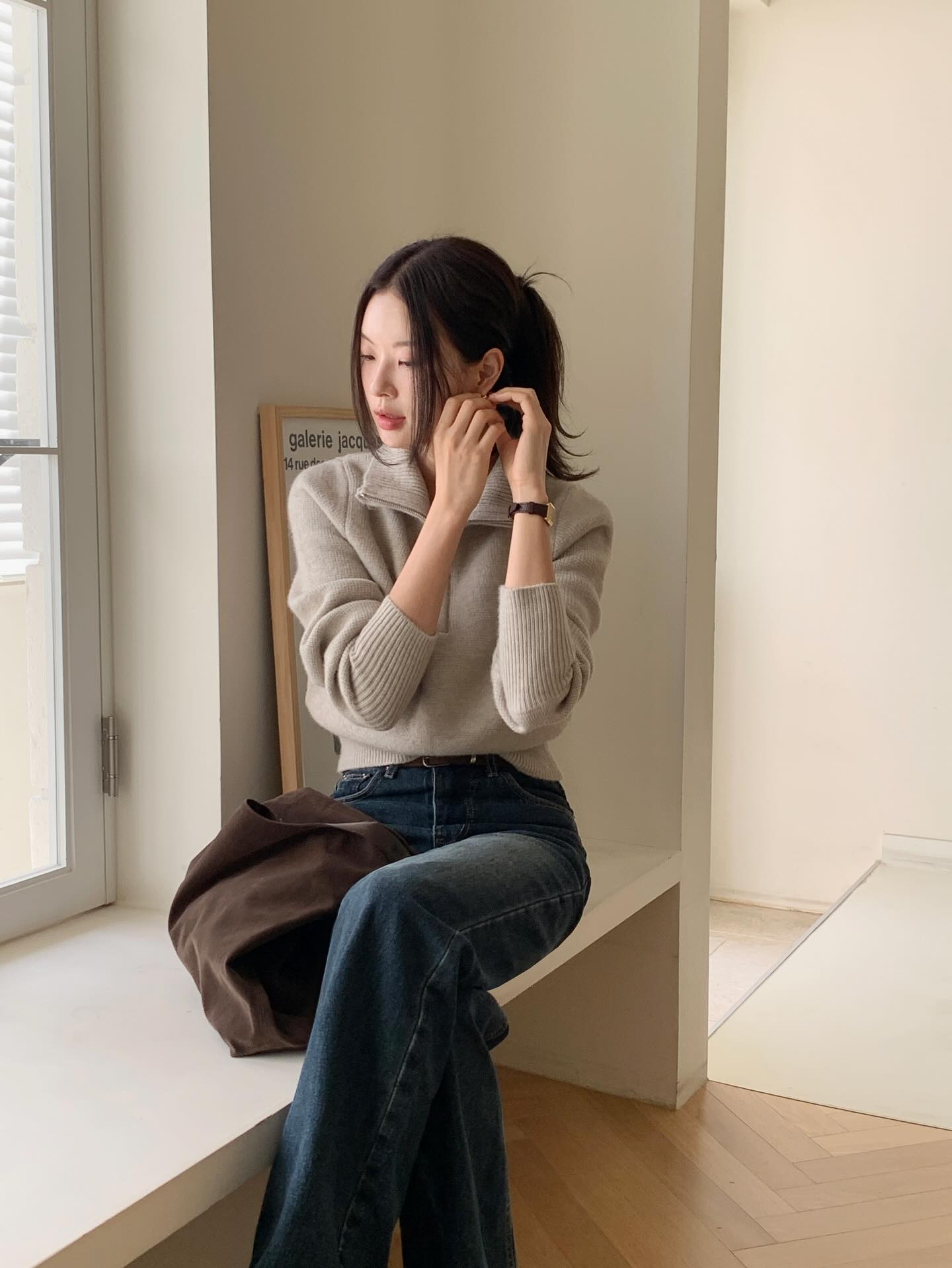 &Aacute;o len m&agrave;u trung t&iacute;nh c&oacute; 5 c&aacute;ch mặc đơn giản, nhưng s&agrave;nh điệu hết mức- Ảnh 11.