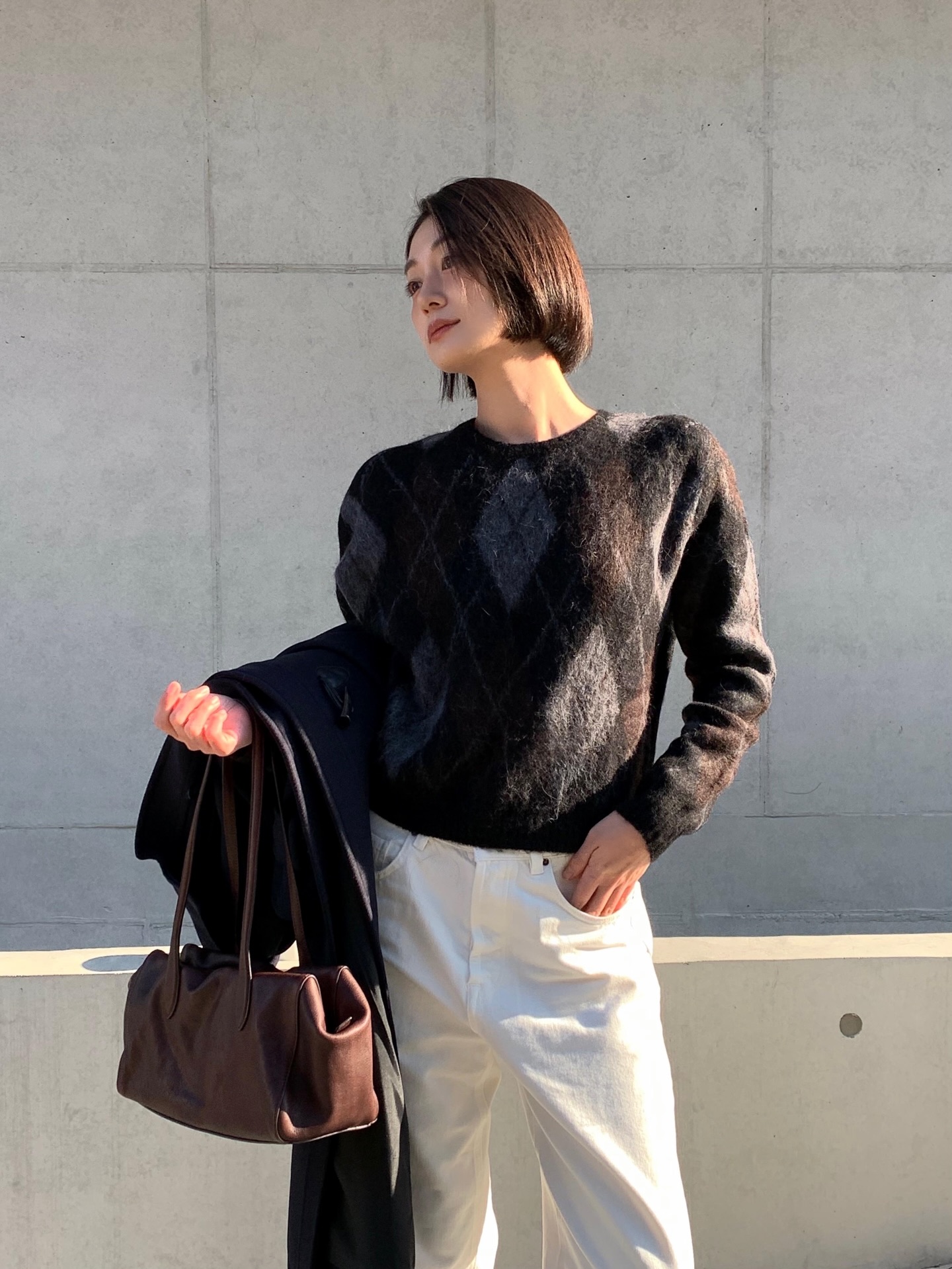 &Aacute;o len m&agrave;u trung t&iacute;nh c&oacute; 5 c&aacute;ch mặc đơn giản, nhưng s&agrave;nh điệu hết mức- Ảnh 3.