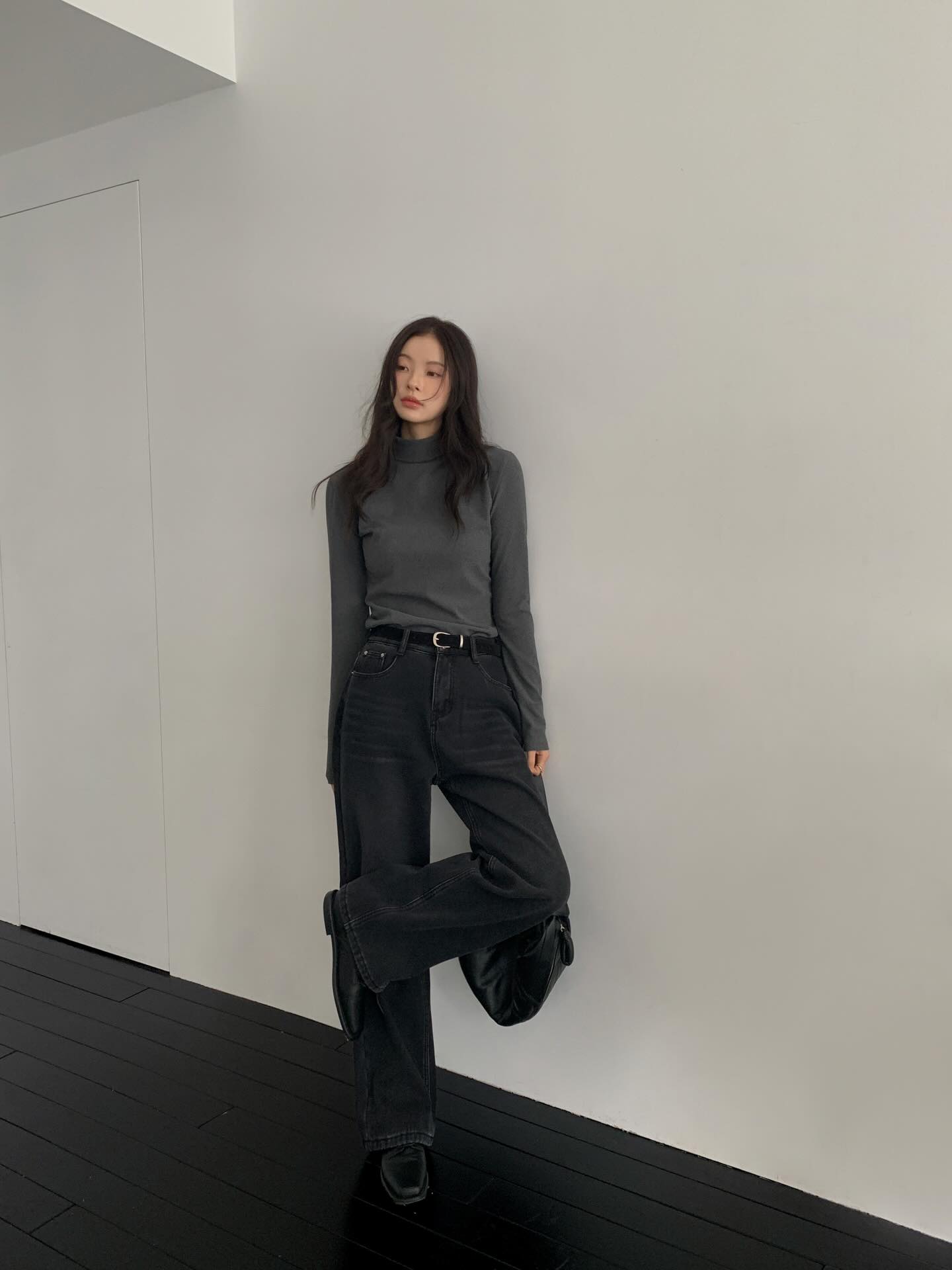 Mẹ t&ocirc;i bảo: Cứ mặc đồ đen theo 5 c&ocirc;ng thức n&agrave;y l&agrave; 