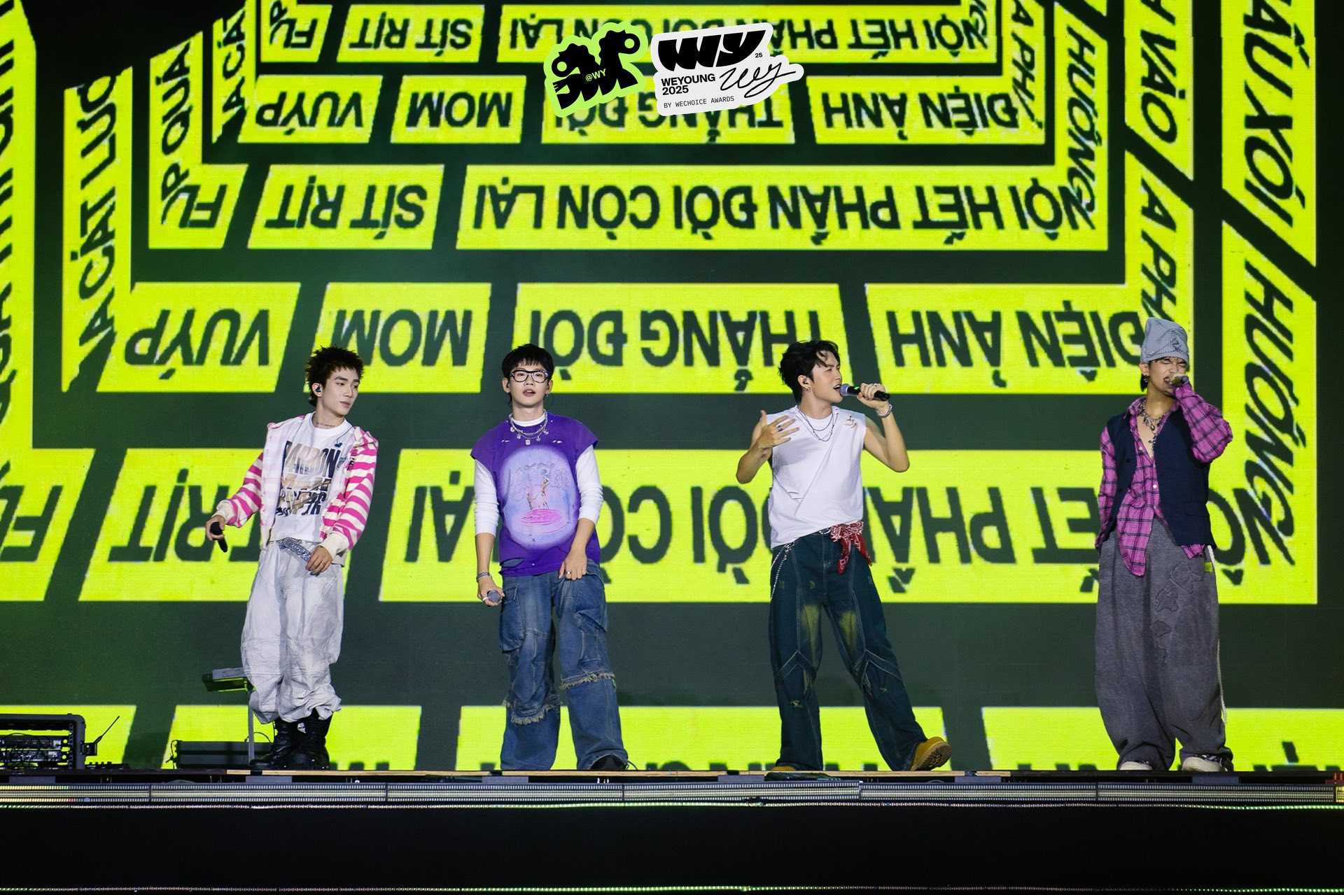 Đạo diễn Linh Nguyễn: Với WeYoung, ch&uacute;ng t&ocirc;i kh&ocirc;ng cố &ldquo;định nghĩa&rdquo; người trẻ. Khi người trẻ kh&ocirc;ng bị &eacute;p v&agrave;o một khu&ocirc;n mẫu, họ sẽ tự nhi&ecirc;n tỏa s&aacute;ng- Ảnh 9.