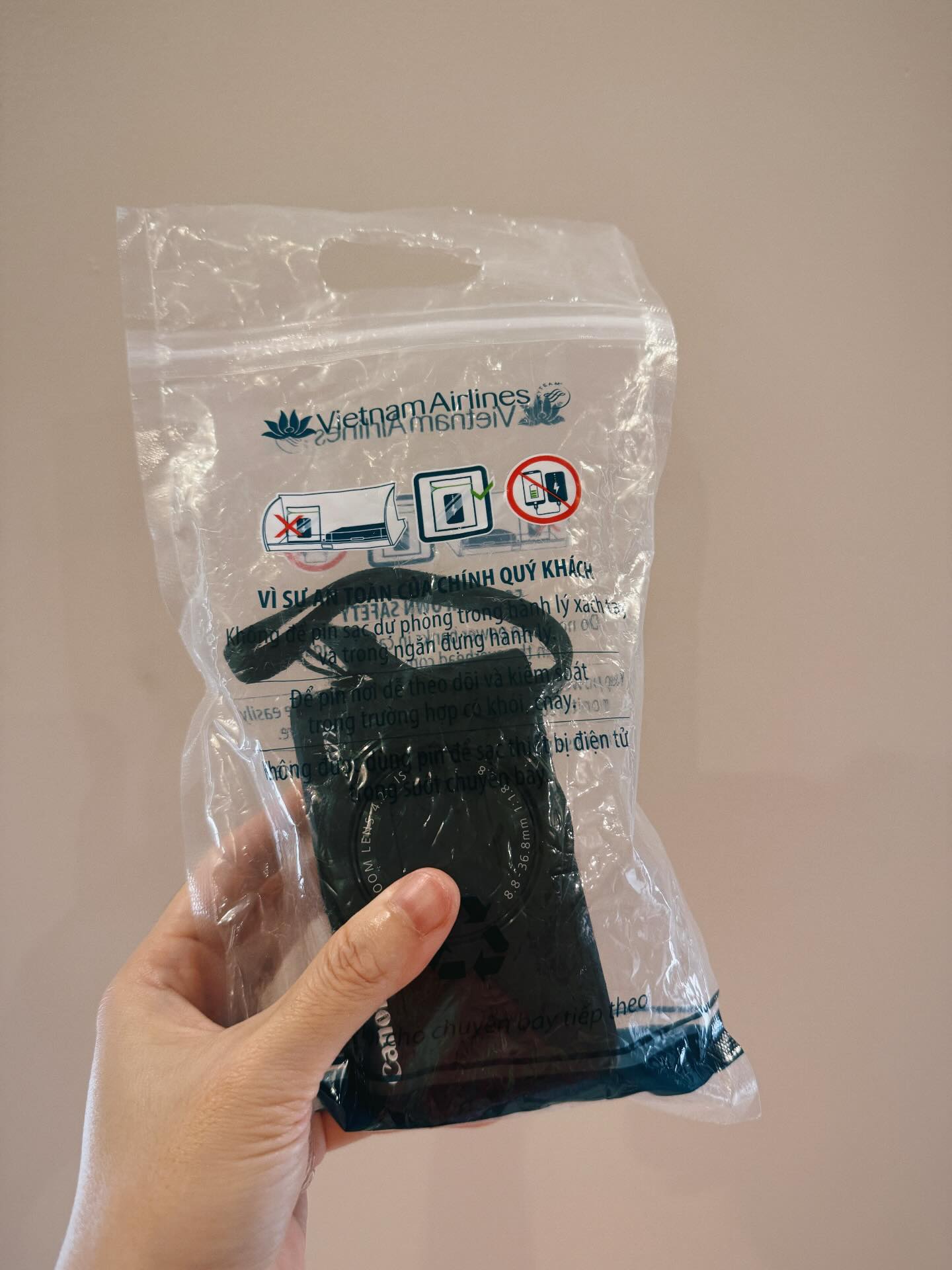 Vietnam Airlines ph&aacute;t 1 chiếc t&uacute;i nhỏ để giữ an to&agrave;n, từ đ&oacute; c&ocirc; g&aacute;i l&uacute;c n&agrave;o cũng mang khư khư theo b&ecirc;n người- Ảnh 1.