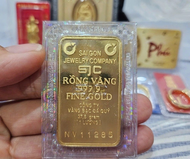 Người phụ nữ ở H&agrave; Nội mang 70 chỉ v&agrave;ng đi b&aacute;n đ&uacute;ng ng&agrave;y gi&aacute; lập đỉnh, biết tiền l&atilde;i m&agrave; ngưỡng mộ- Ảnh 2.