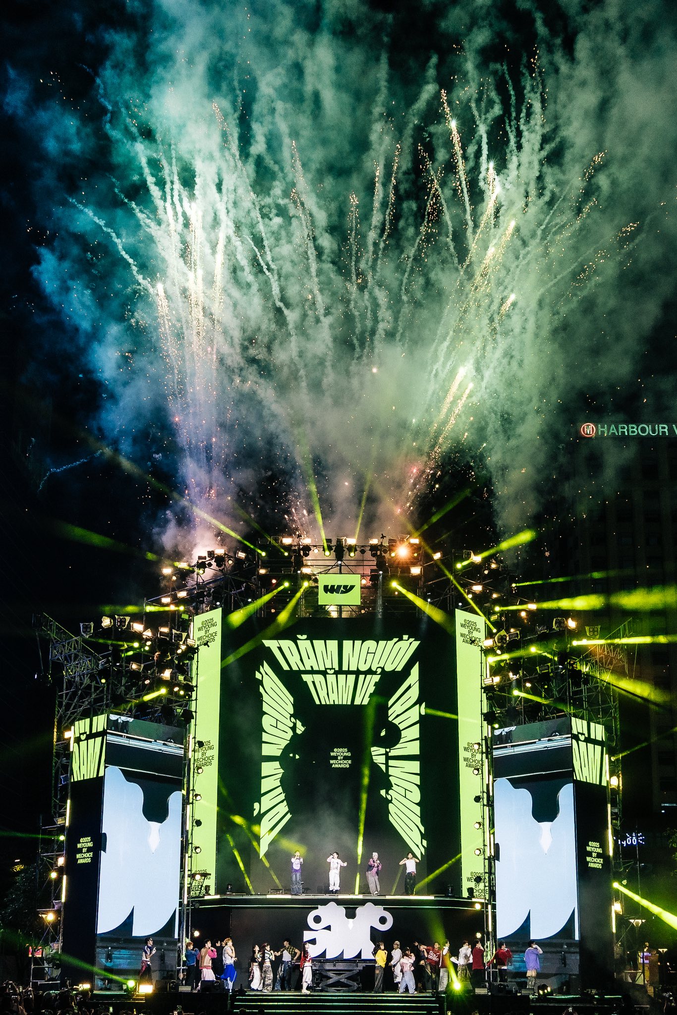 WeYoung 2025: Khi c&aacute;c nghệ sĩ trẻ l&agrave;m chủ s&acirc;n khấu v&agrave; toả s&aacute;ng bằng c&acirc;u chuyện &acirc;m nhạc của ch&iacute;nh m&igrave;nh- Ảnh 22.