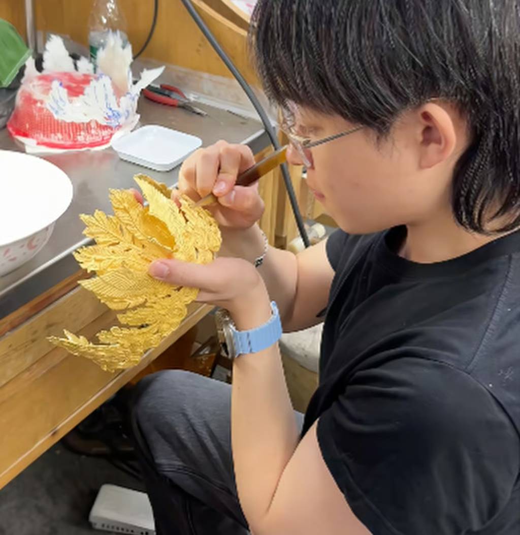 Mẹ mải chụp ảnh, con trai l&agrave;m vỡ chiếc vương miện hơn 7 tỷ đồng- Ảnh 4.