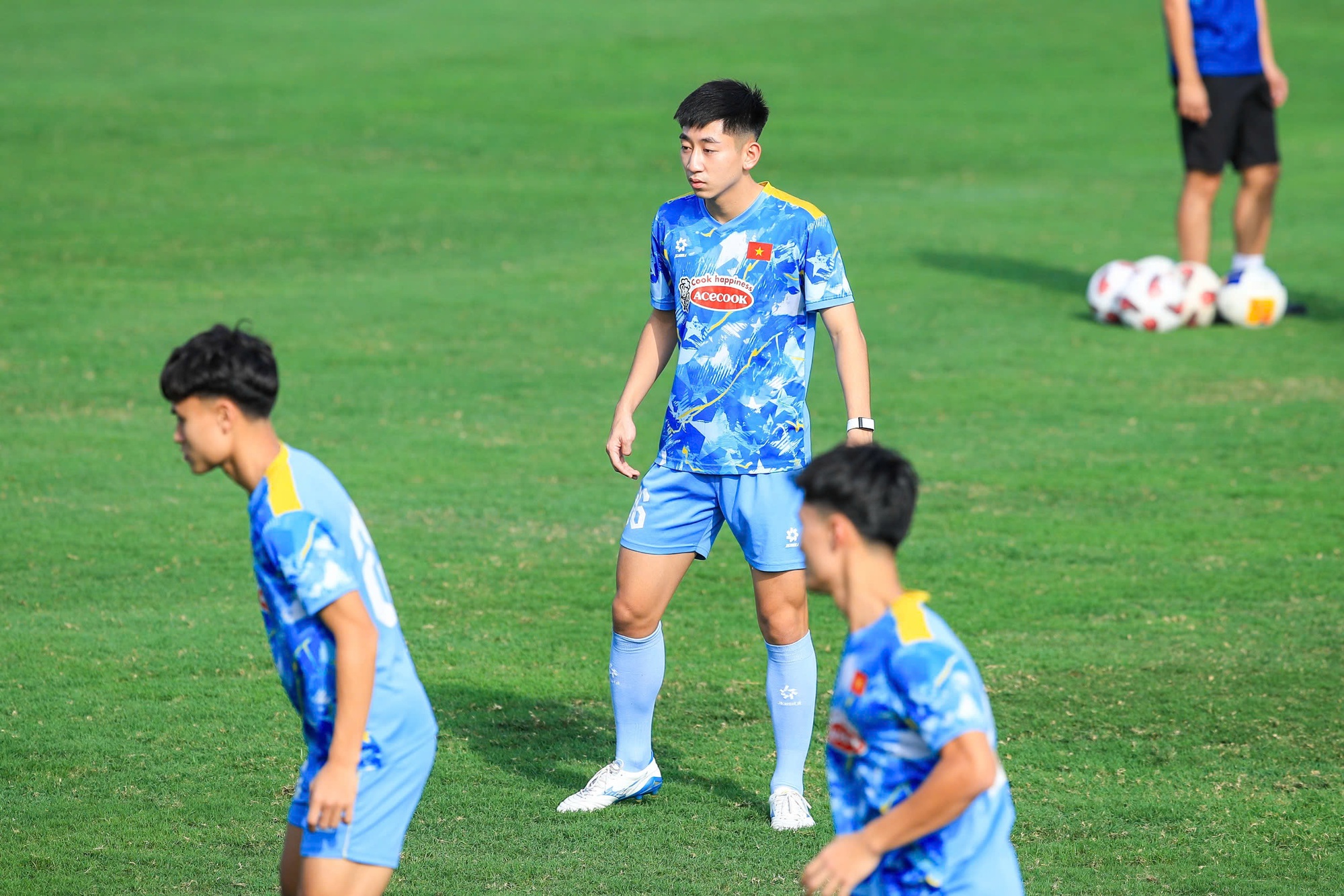 D&agrave;n trai đẹp U22 Việt Nam khoe visual s&aacute;ng bừng, Đ&igrave;nh Bắc tươi r&oacute;i trong buổi tập chuẩn bị cho giải U23 ch&acirc;u &Aacute;- Ảnh 5.