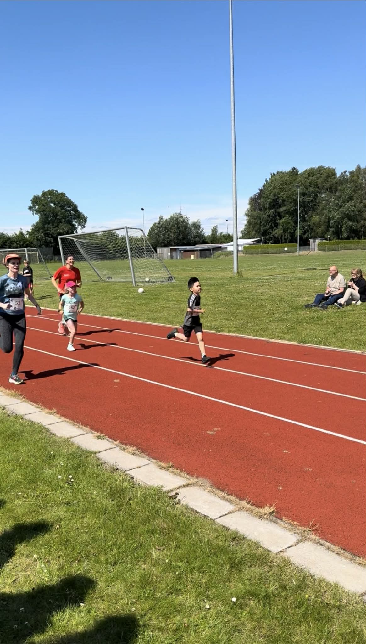 Cậu bé mới 9 tuổi đã đi qua 16 quốc gia, học nhảy lớp: Bị thị phi vì... quá giỏi liền được mẹ động viên 1 câu cực thấm!- Ảnh 6.