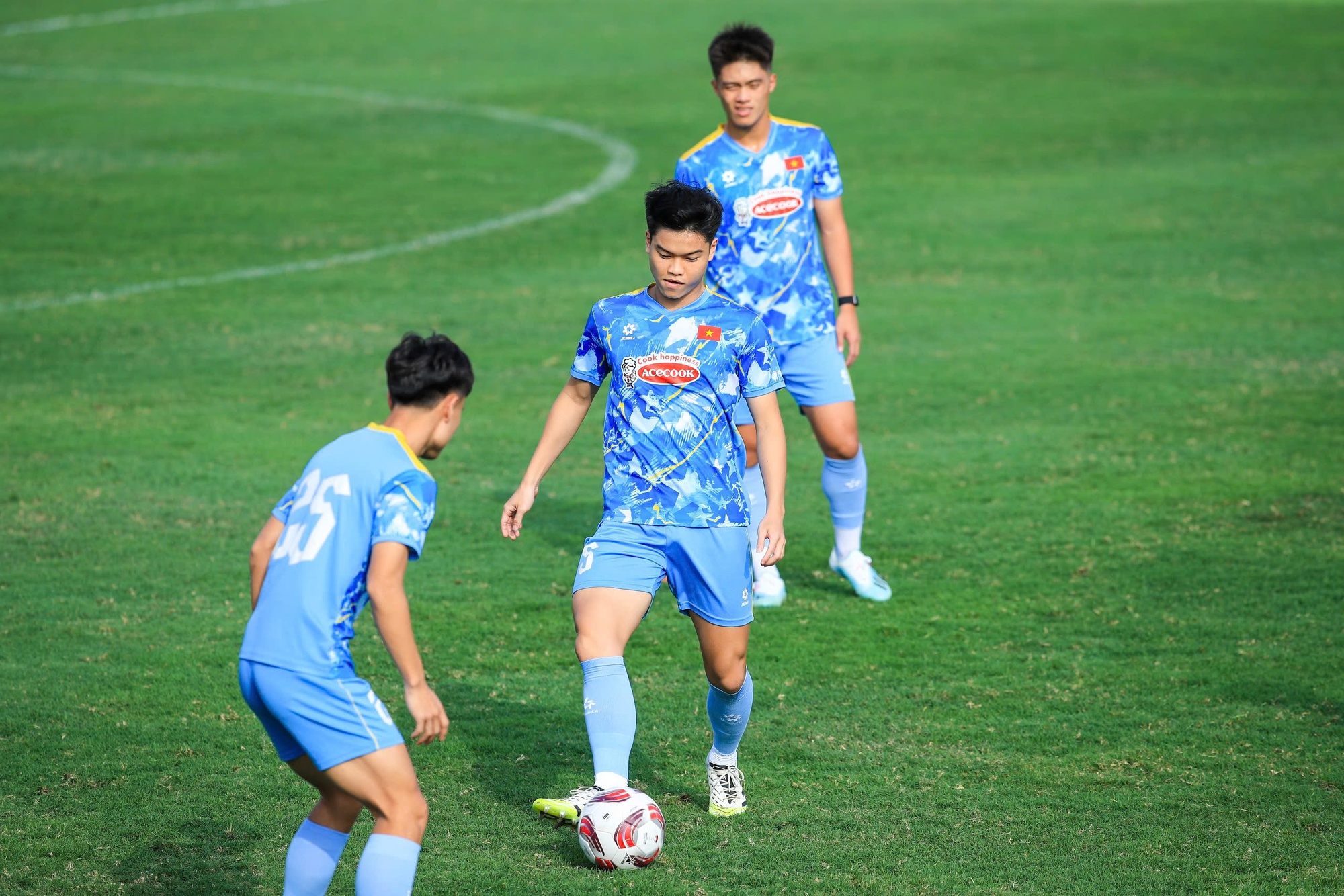D&agrave;n trai đẹp U22 Việt Nam khoe visual s&aacute;ng bừng, Đ&igrave;nh Bắc tươi r&oacute;i trong buổi tập chuẩn bị cho giải U23 ch&acirc;u &Aacute;- Ảnh 13.