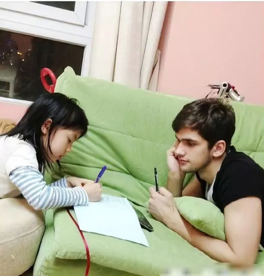 Mẹ đơn th&acirc;n vẫn khiến trai t&acirc;n k&eacute;m 16 tuổi m&ecirc; mẩn, hiện đ&atilde; gần 50 nhưng trẻ như g&aacute;i 18 v&igrave; 1 b&iacute; quyết- Ảnh 5.