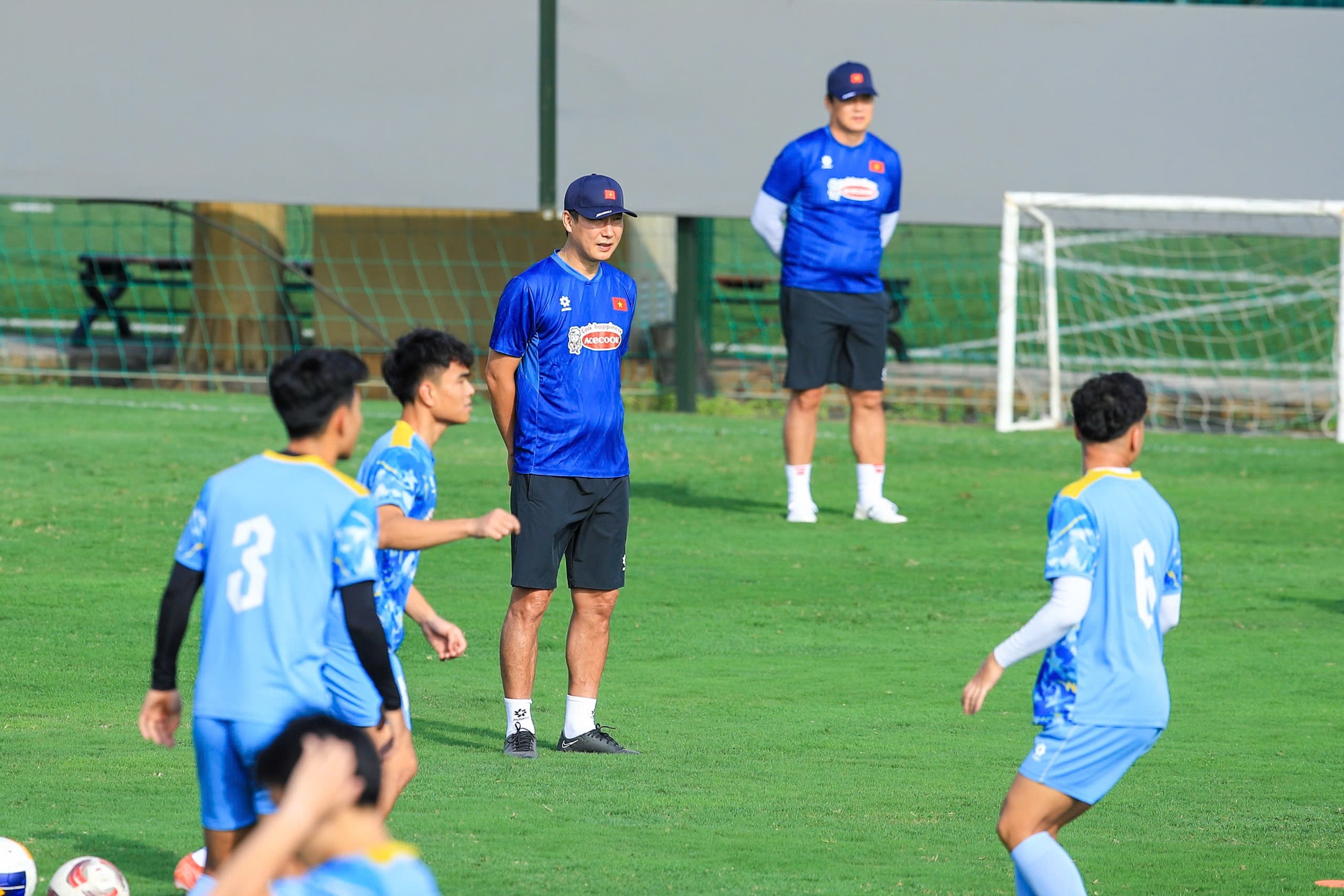 D&agrave;n trai đẹp U22 Việt Nam khoe visual s&aacute;ng bừng, Đ&igrave;nh Bắc tươi r&oacute;i trong buổi tập chuẩn bị cho giải U23 ch&acirc;u &Aacute;- Ảnh 8.