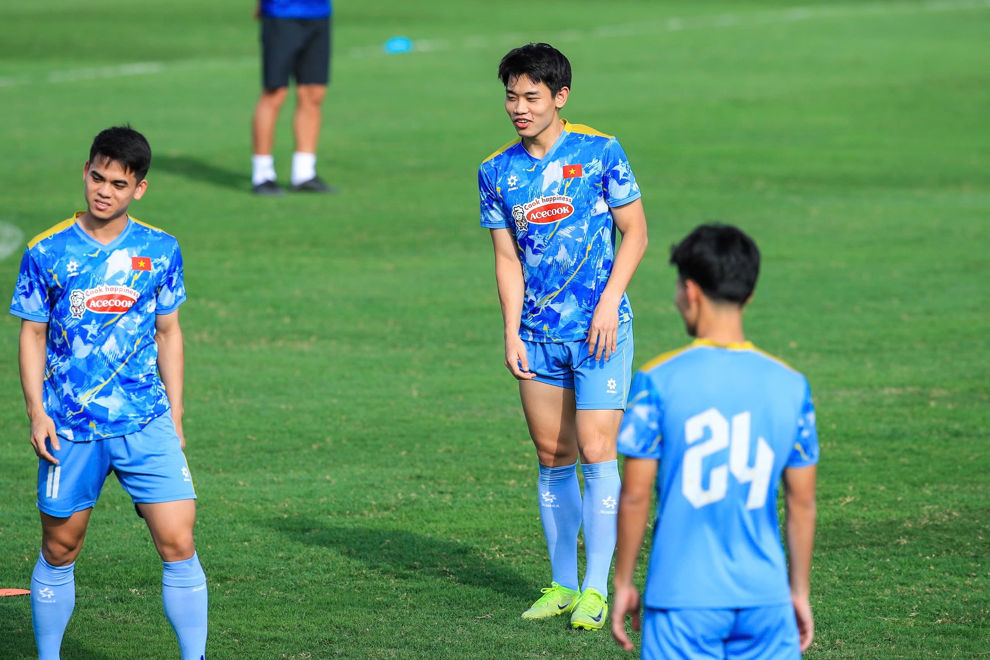 D&agrave;n trai đẹp U22 Việt Nam khoe visual s&aacute;ng bừng, Đ&igrave;nh Bắc tươi r&oacute;i trong buổi tập chuẩn bị cho giải U23 ch&acirc;u &Aacute;- Ảnh 2.