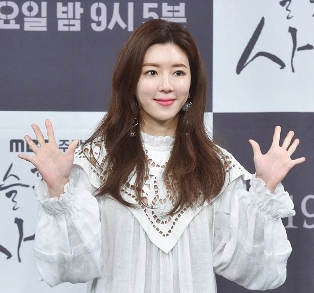 "Nữ diễn vi&ecirc;n phim giờ v&agrave;ng" lần đầu đi sự kiện sau khi chồng đại gia bị bắt, nhan sắc hiện tại mới sốc- Ảnh 4.