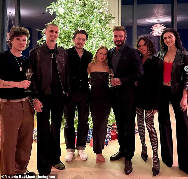 Động th&aacute;i g&acirc;y ch&uacute; &yacute; của Victoria Beckham khi bị con cả bất hiếu 