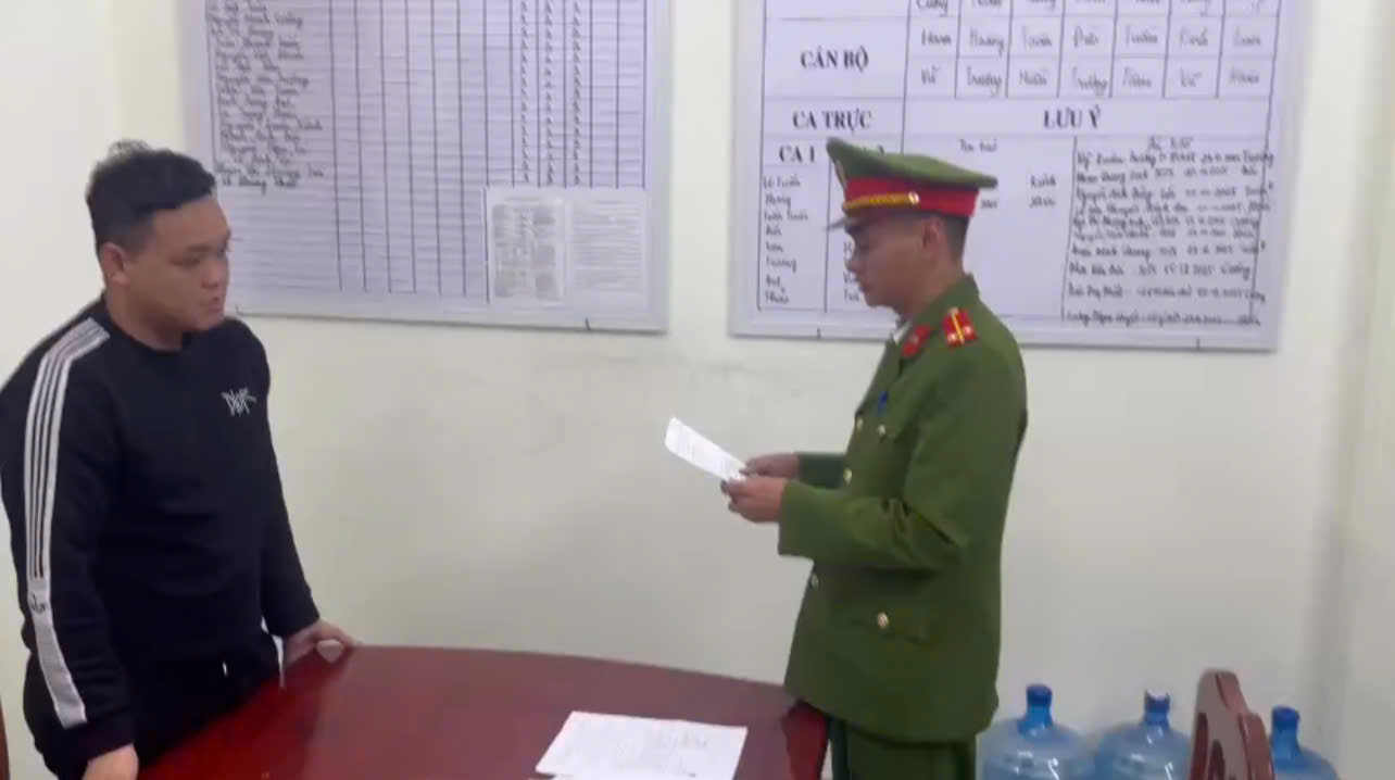 Thanh ni&ecirc;n 2k mua ứng dụng ng&acirc;n h&agrave;ng giả c&oacute; giao diện v&agrave; t&iacute;nh năng giống hệt như thật để đi lừa đảo, c&ocirc;ng an t&igrave;m người bị hại- Ảnh 1.