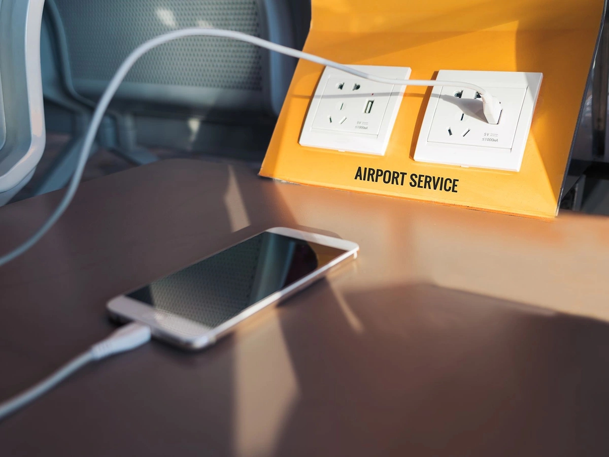 Cảnh b&aacute;o khẩn cho ai hay sạc điện thoại ở s&acirc;n bay- Ảnh 1.