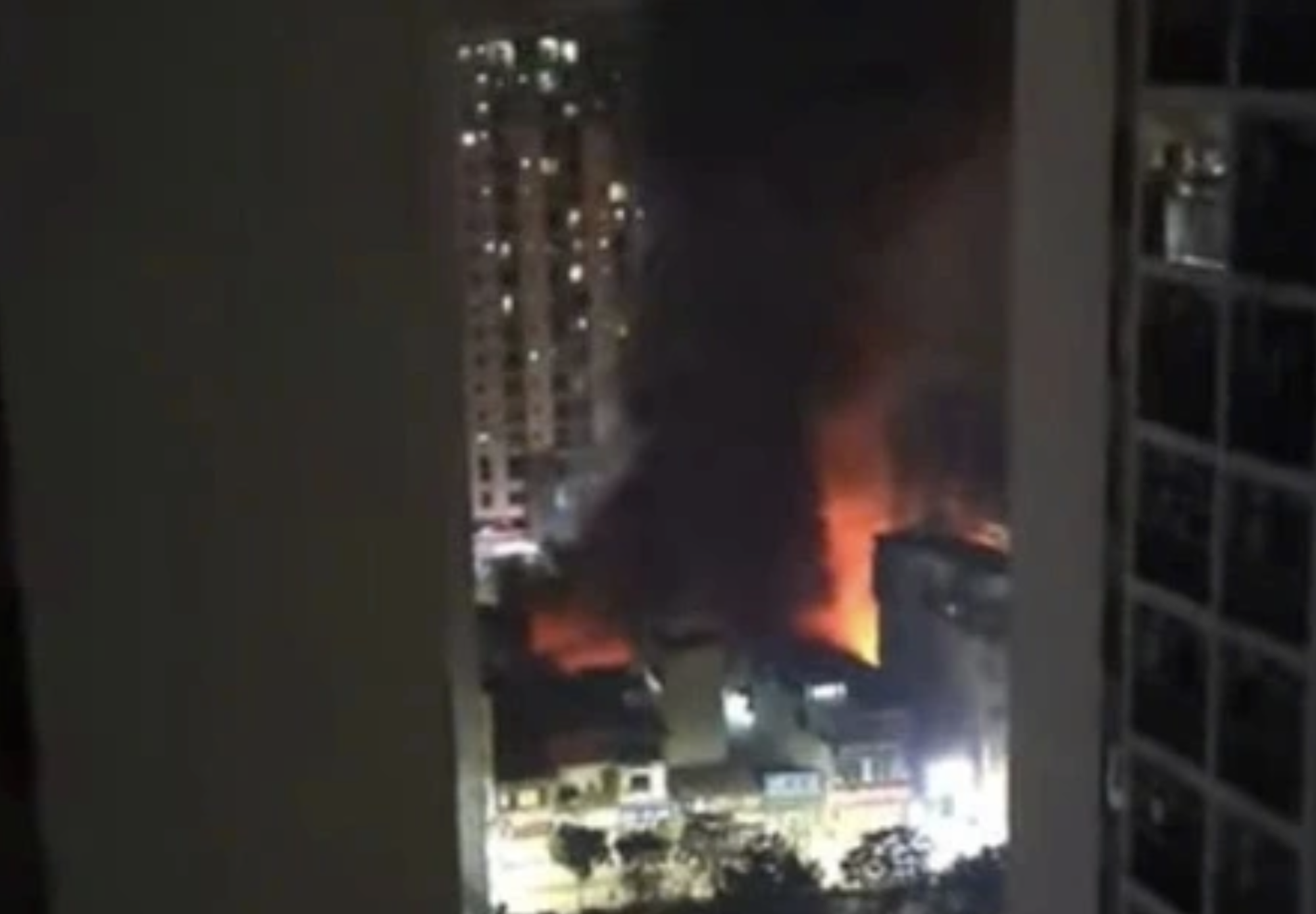 Ch&aacute;y chợ Xanh Định C&ocirc;ng, nhiều gian h&agrave;ng bị thi&ecirc;u rụi- Ảnh 1.