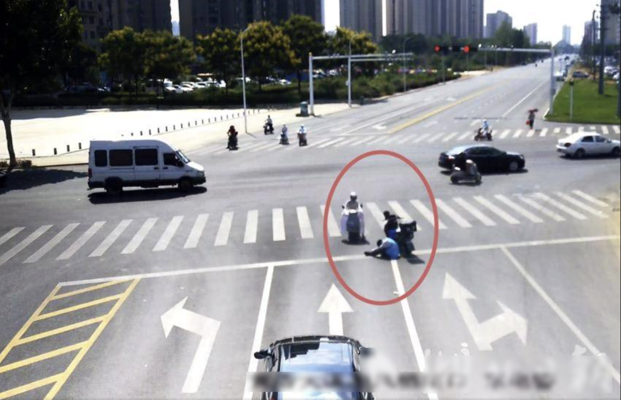 Shipper đột quỵ ngay giữa ng&atilde; 4 khi đang giao h&agrave;ng, được người đi đường cứu sống thần kỳ: Danh t&iacute;nh c&ocirc; g&aacute;i g&acirc;y ngỡ ng&agrave;ng- Ảnh 1.