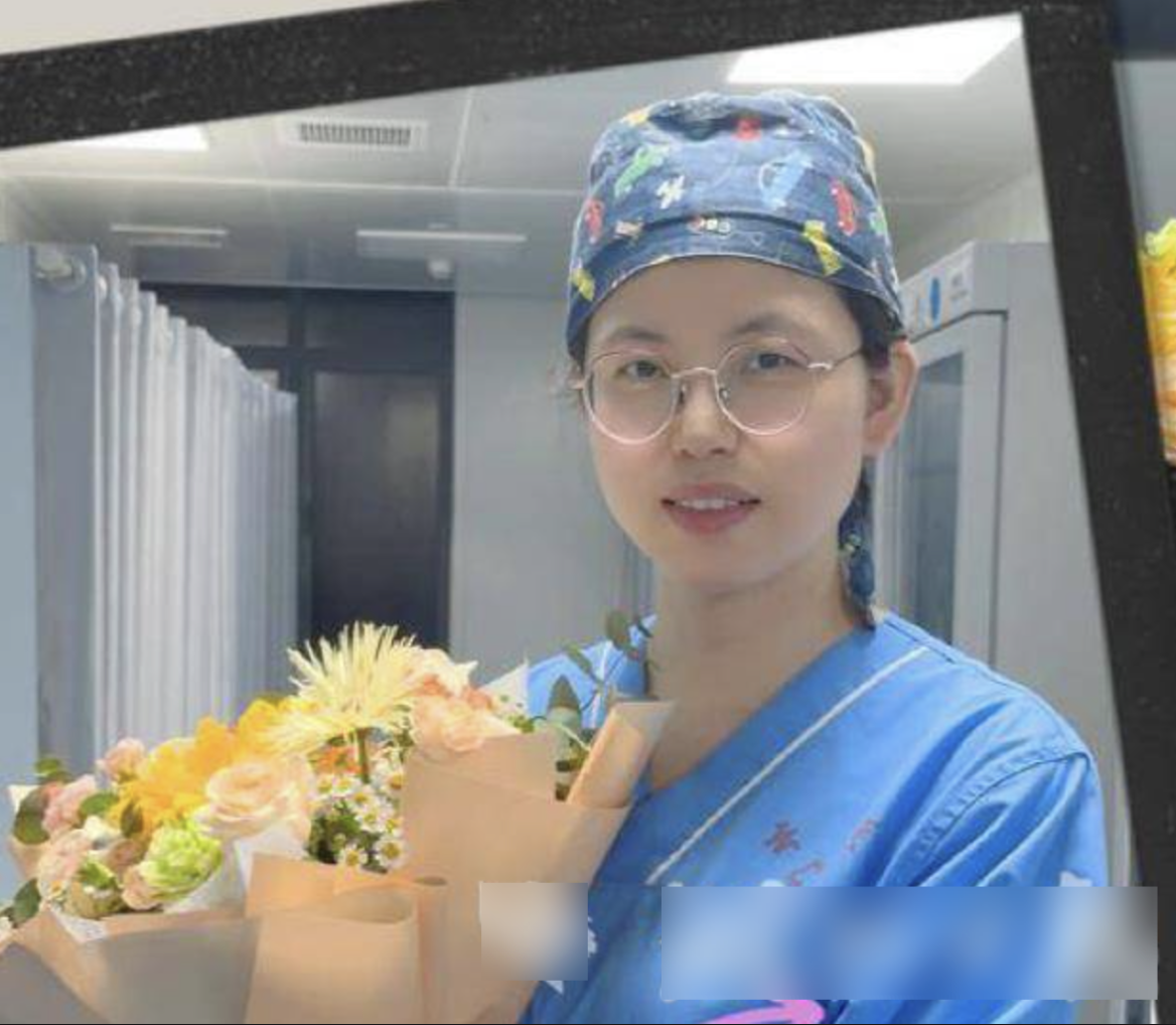 Shipper đột quỵ ngay giữa ng&atilde; 4 khi đang giao h&agrave;ng, được người đi đường cứu sống thần kỳ: Danh t&iacute;nh c&ocirc; g&aacute;i g&acirc;y ngỡ ng&agrave;ng- Ảnh 2.