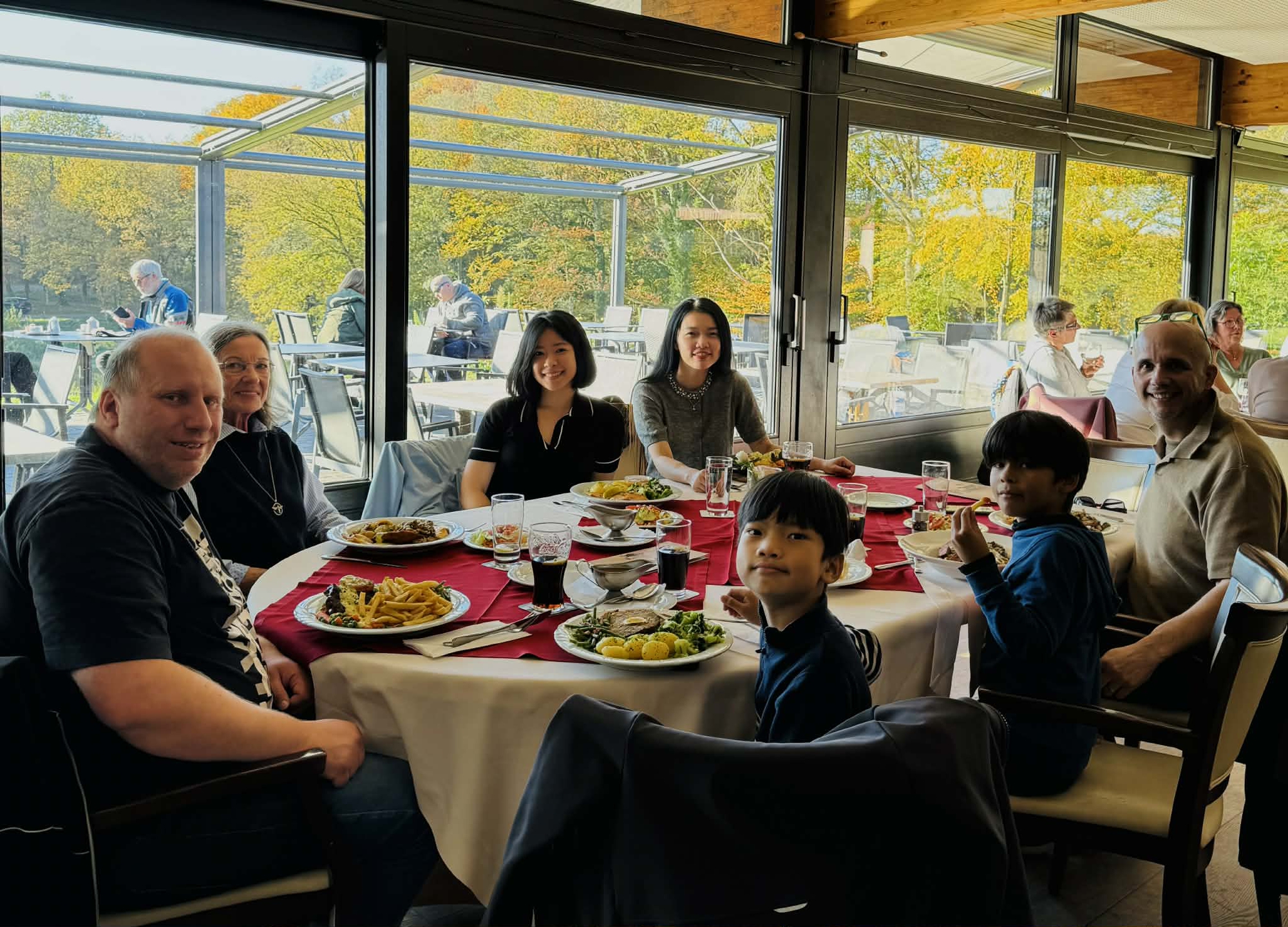 Cậu bé mới 9 tuổi đã đi qua 16 quốc gia, học nhảy lớp: Bị thị phi vì... quá giỏi liền được mẹ động viên 1 câu cực thấm!- Ảnh 2.