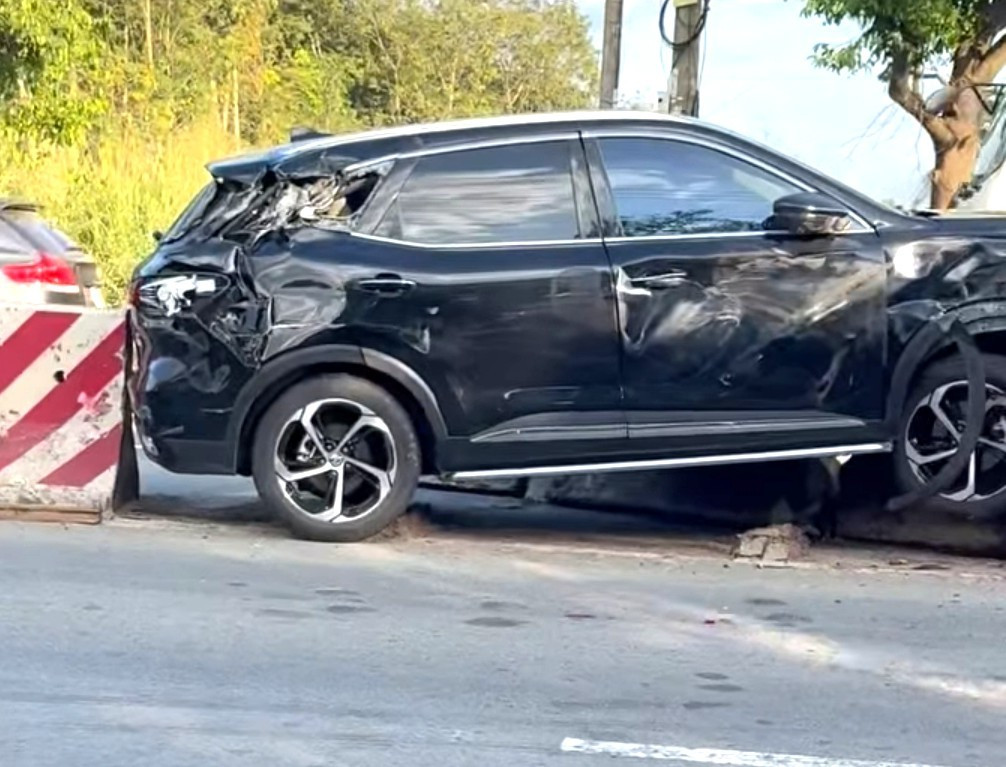 Xế hộp 'ủi' dải ph&acirc;n c&aacute;ch sau va chạm với xe đầu k&eacute;o container ở TPHCM- Ảnh 2.