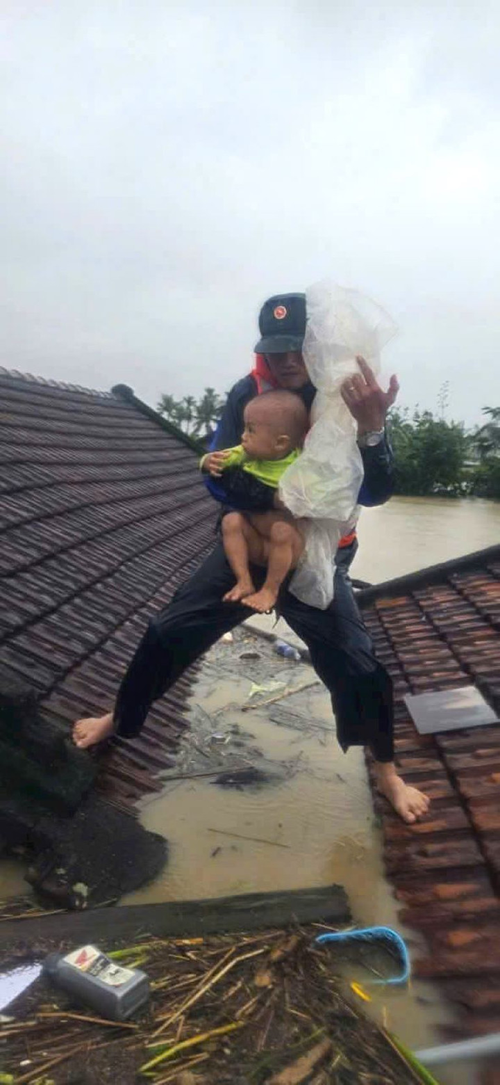 Gặp người l&iacute;nh bế em b&eacute; tr&ecirc;n m&aacute;i nh&agrave; giữa lũ dữ ở Đắk Lắk- Ảnh 1.