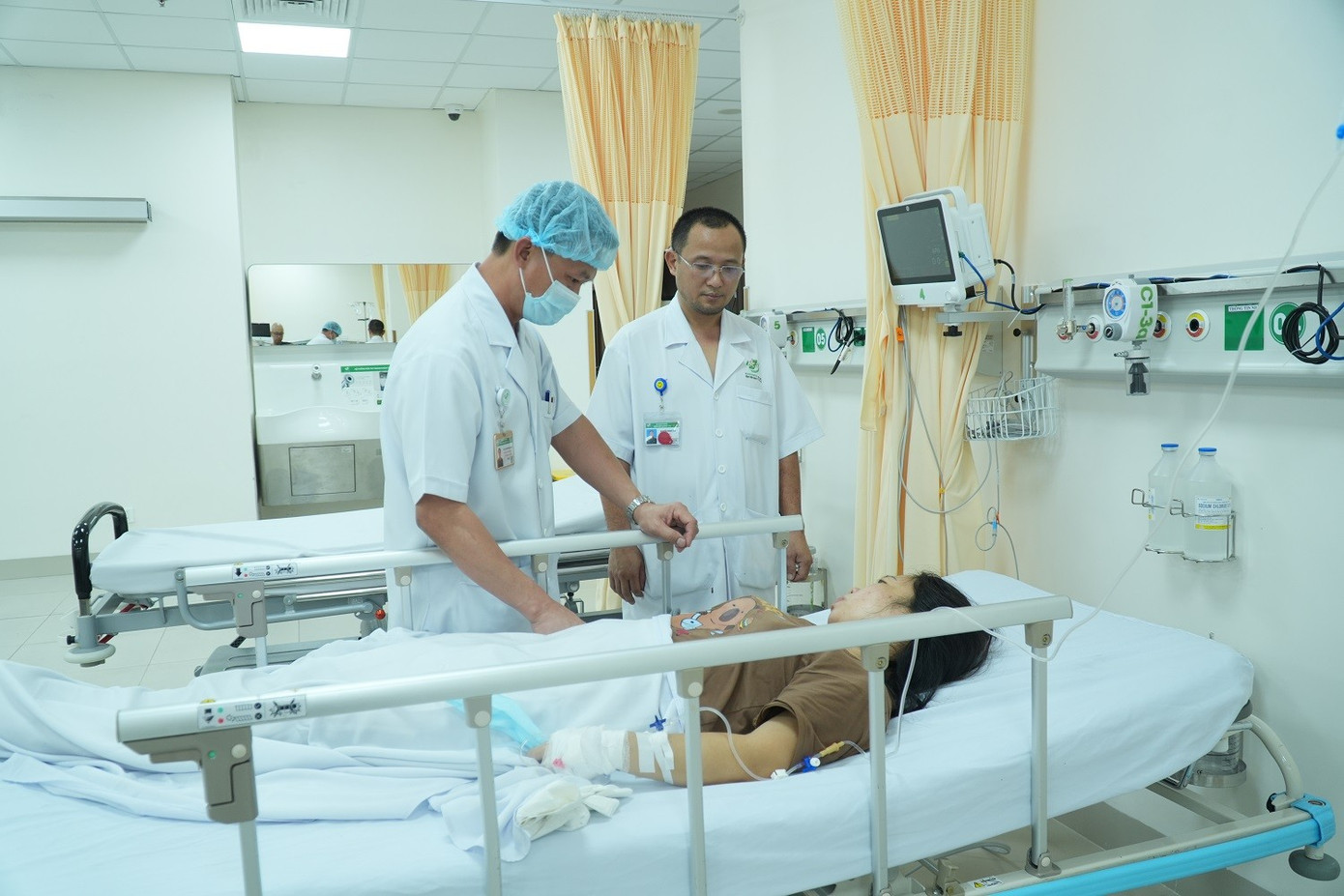 Chuyến bay d&agrave;i kỷ lục tr&ecirc;n biển cứu c&ugrave;ng l&uacute;c 2 bệnh nh&acirc;n nguy kịch từ Trường Sa- Ảnh 2.